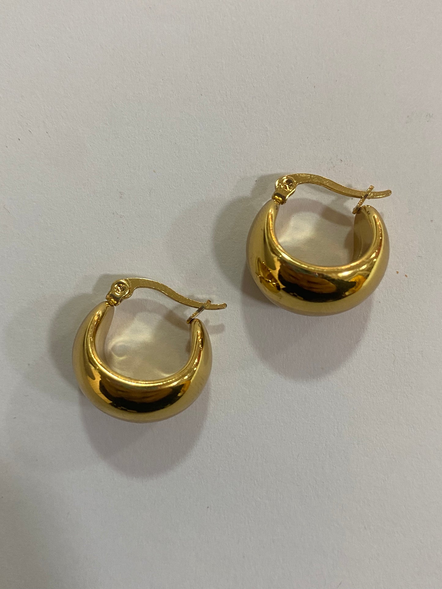 Aros pequeños dorados de acero