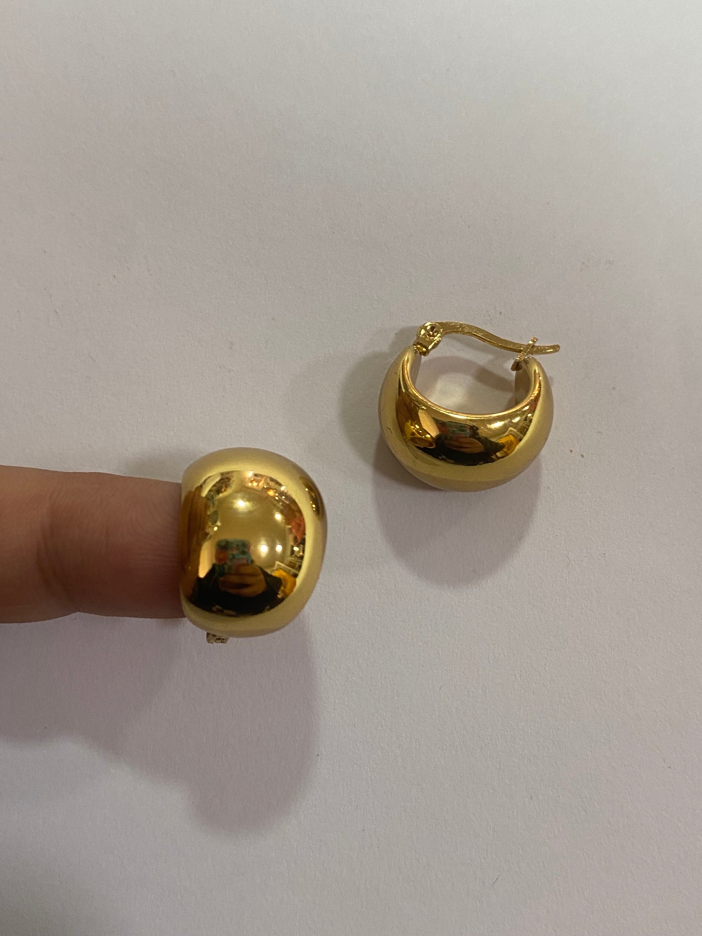 Aros pequeños dorados de acero