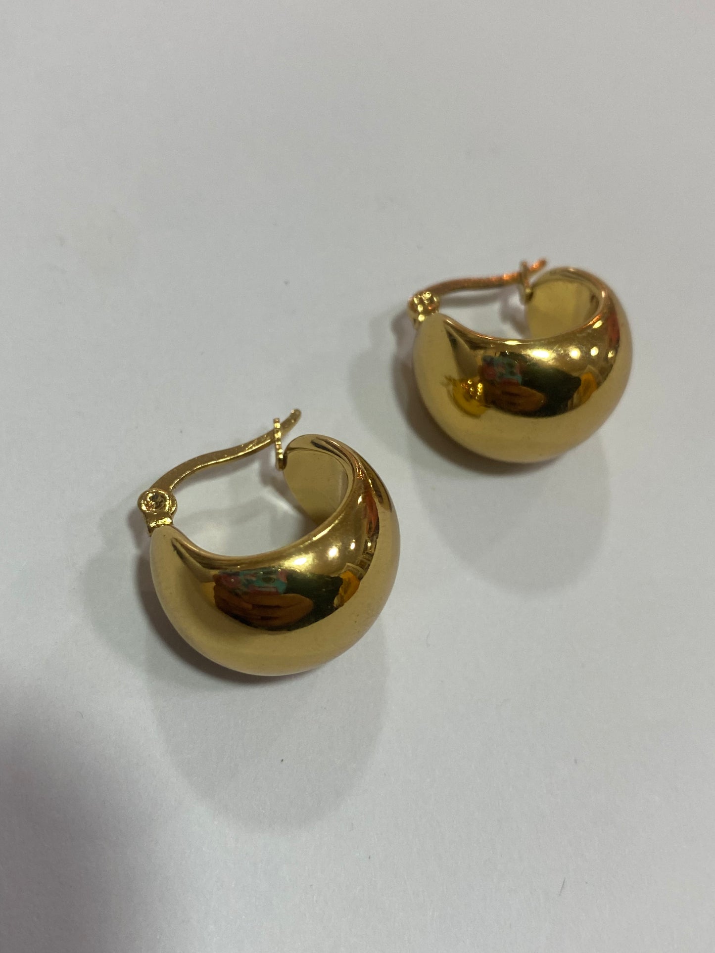 Aros pequeños dorados de acero