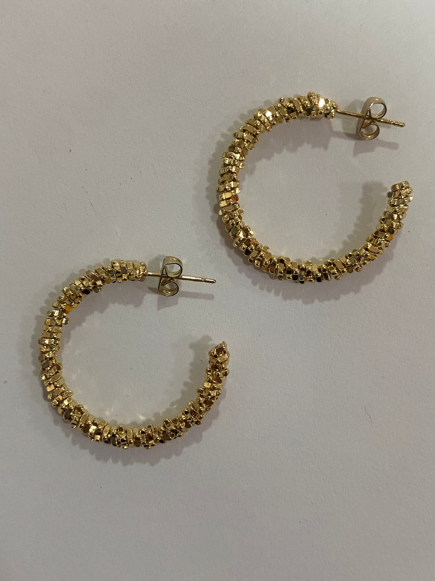 Argollas texturizadas con baño en oro doradas