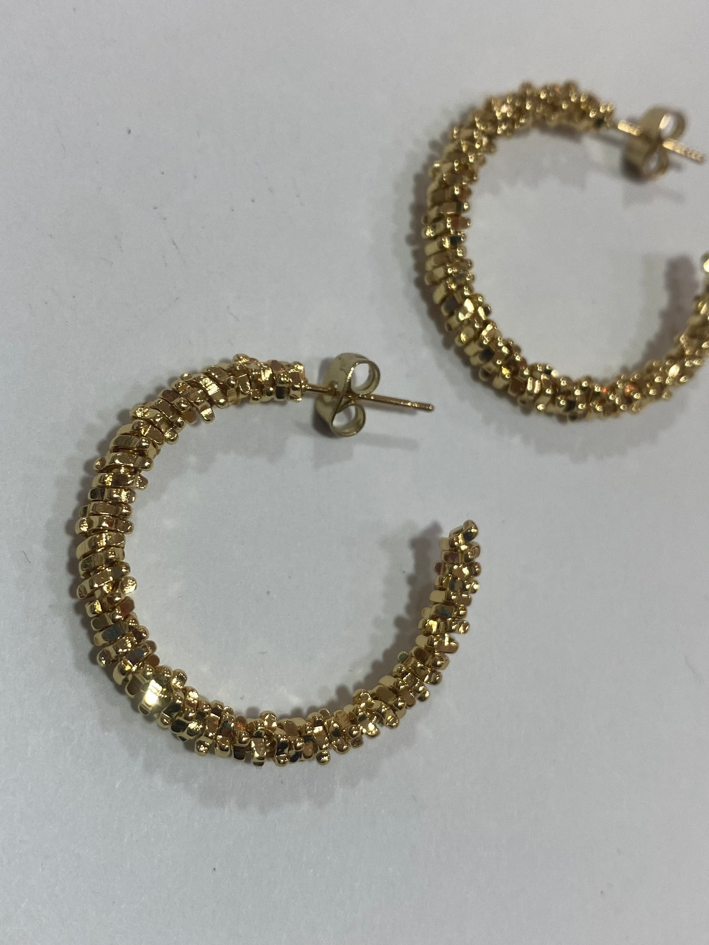 Argollas texturizadas con baño en oro doradas