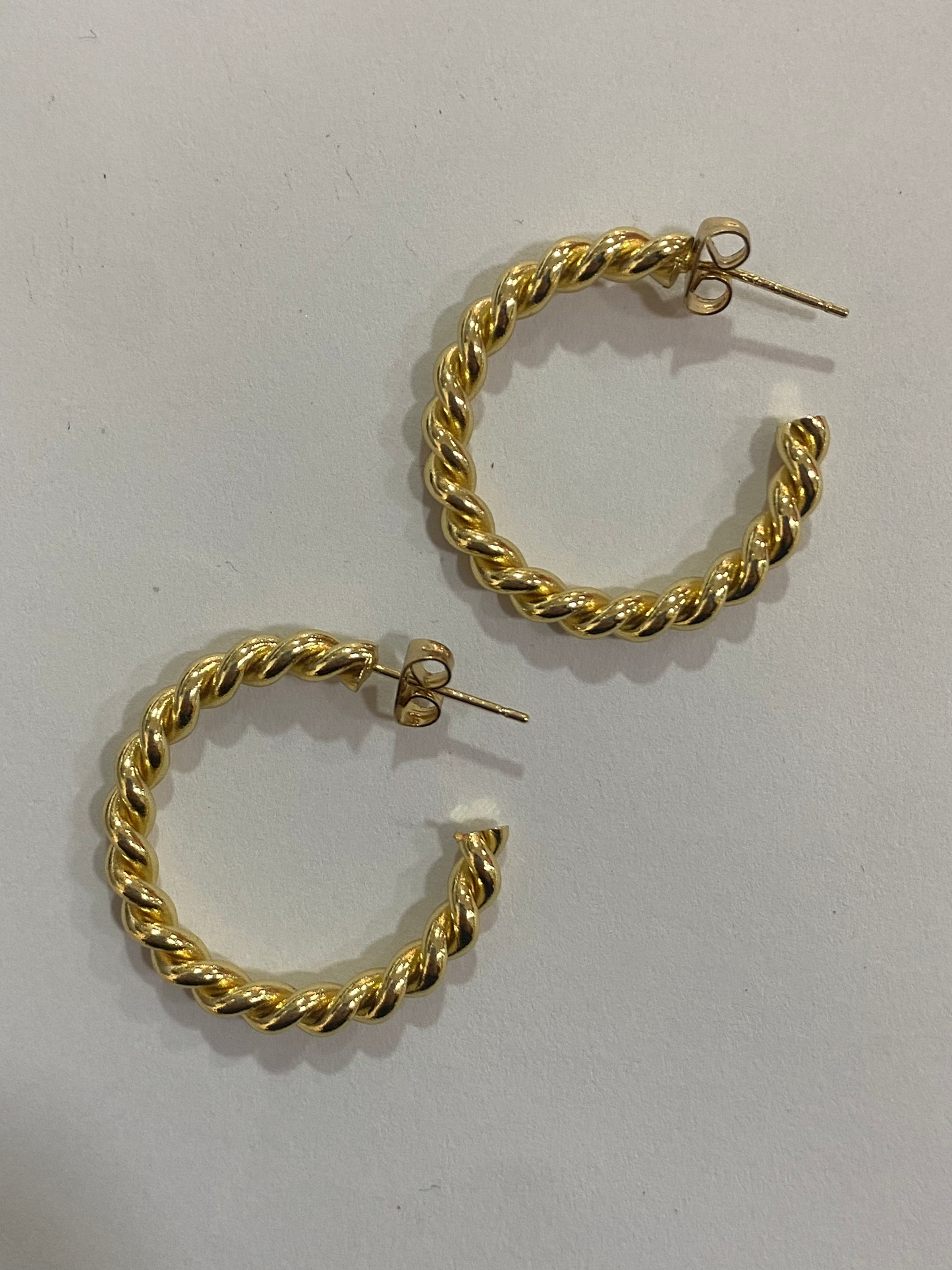 Argollas trenzadas doradas con baño en oro