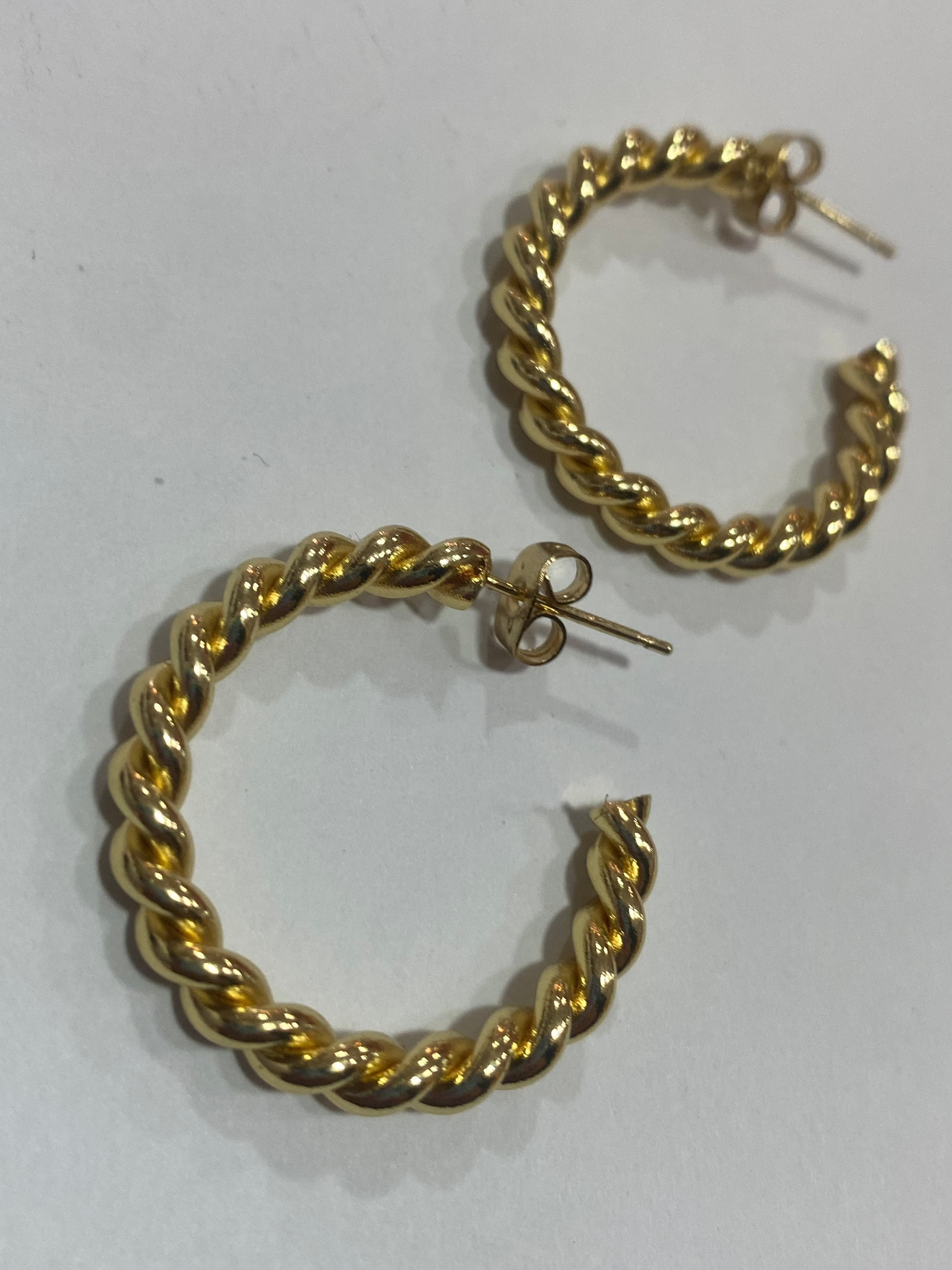 Argollas trenzadas doradas con baño en oro