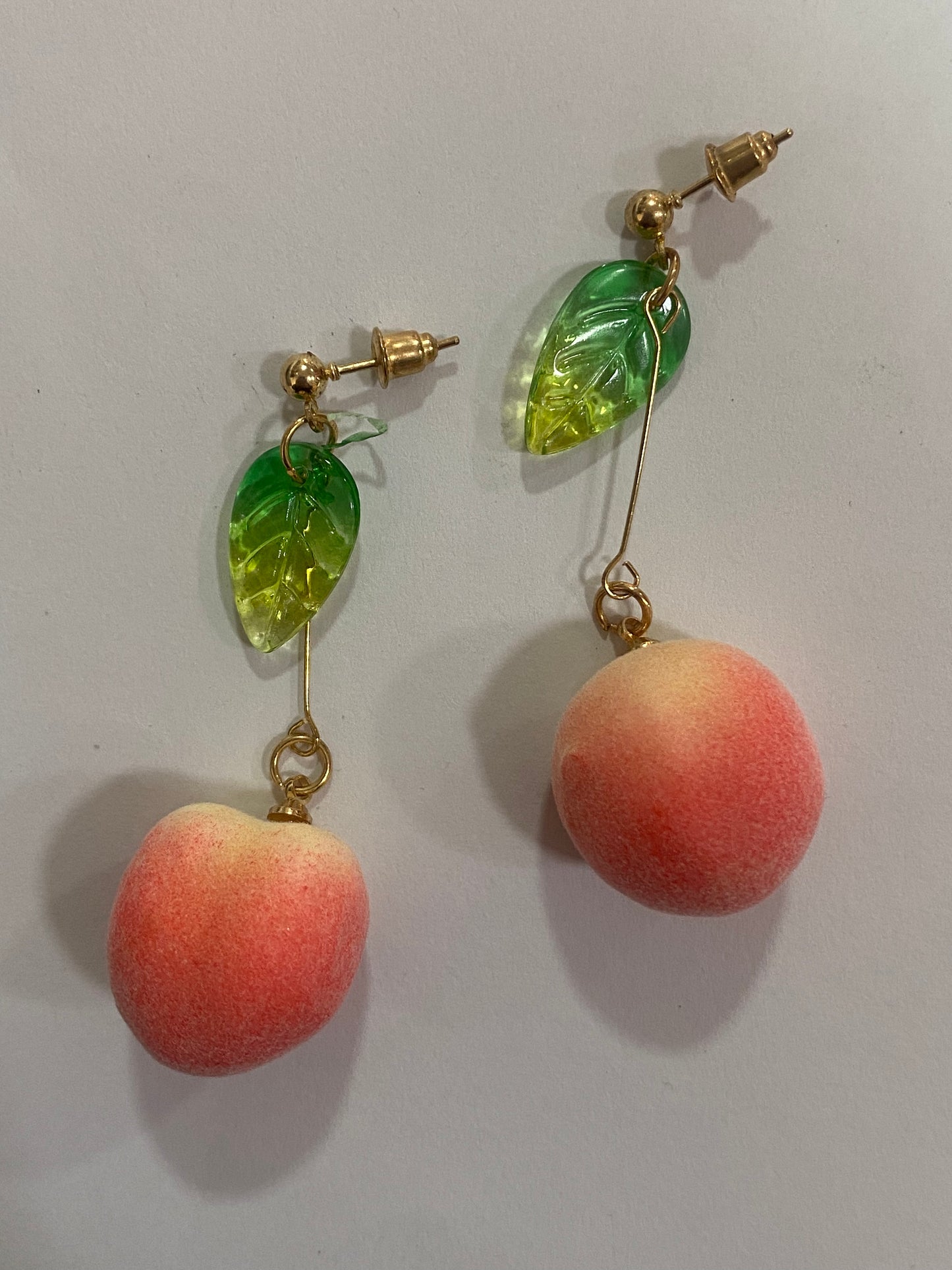 Aros de durazno aterciopelados en material fantasía