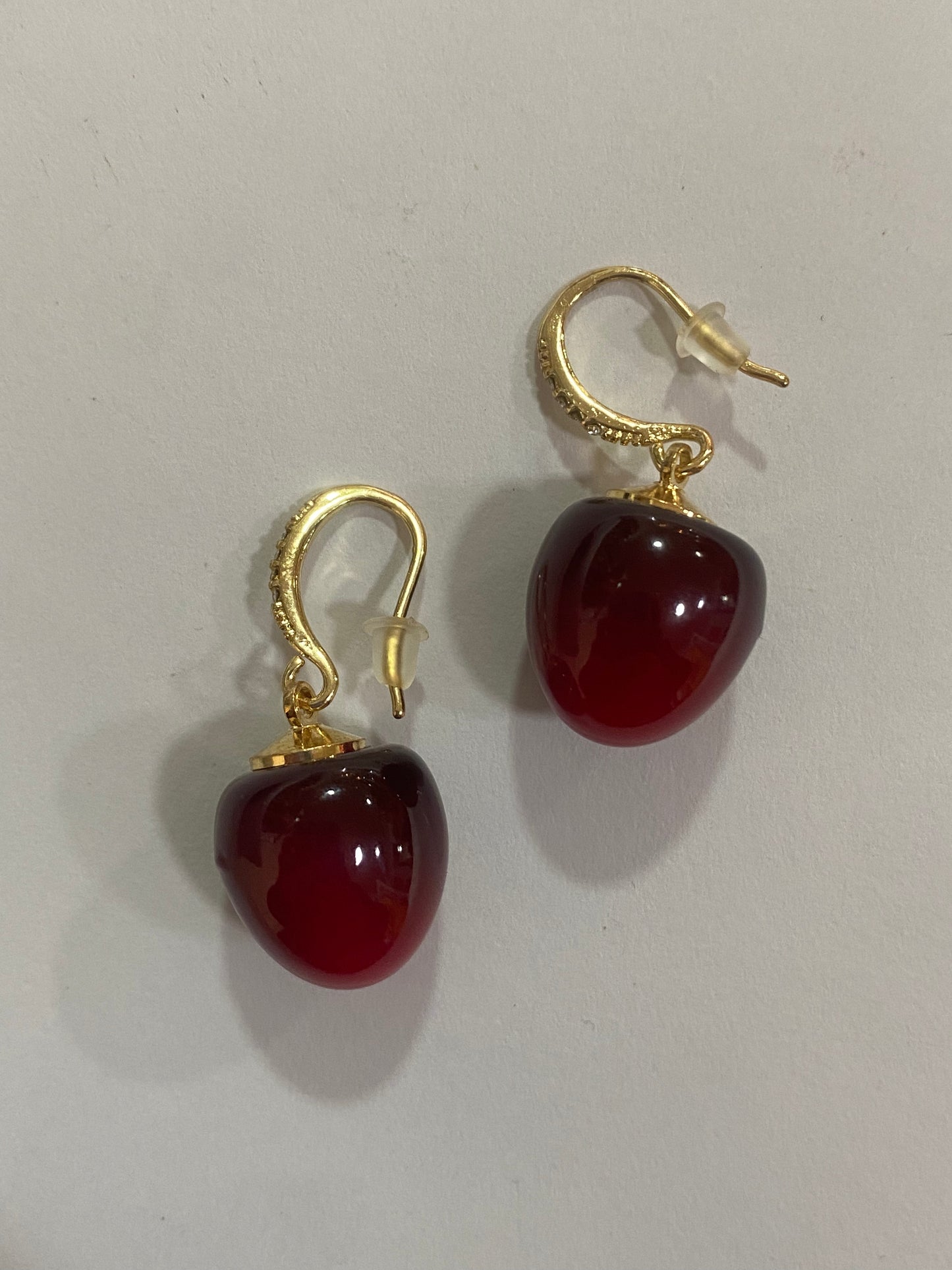 Aritos de cereza con gancho dorado