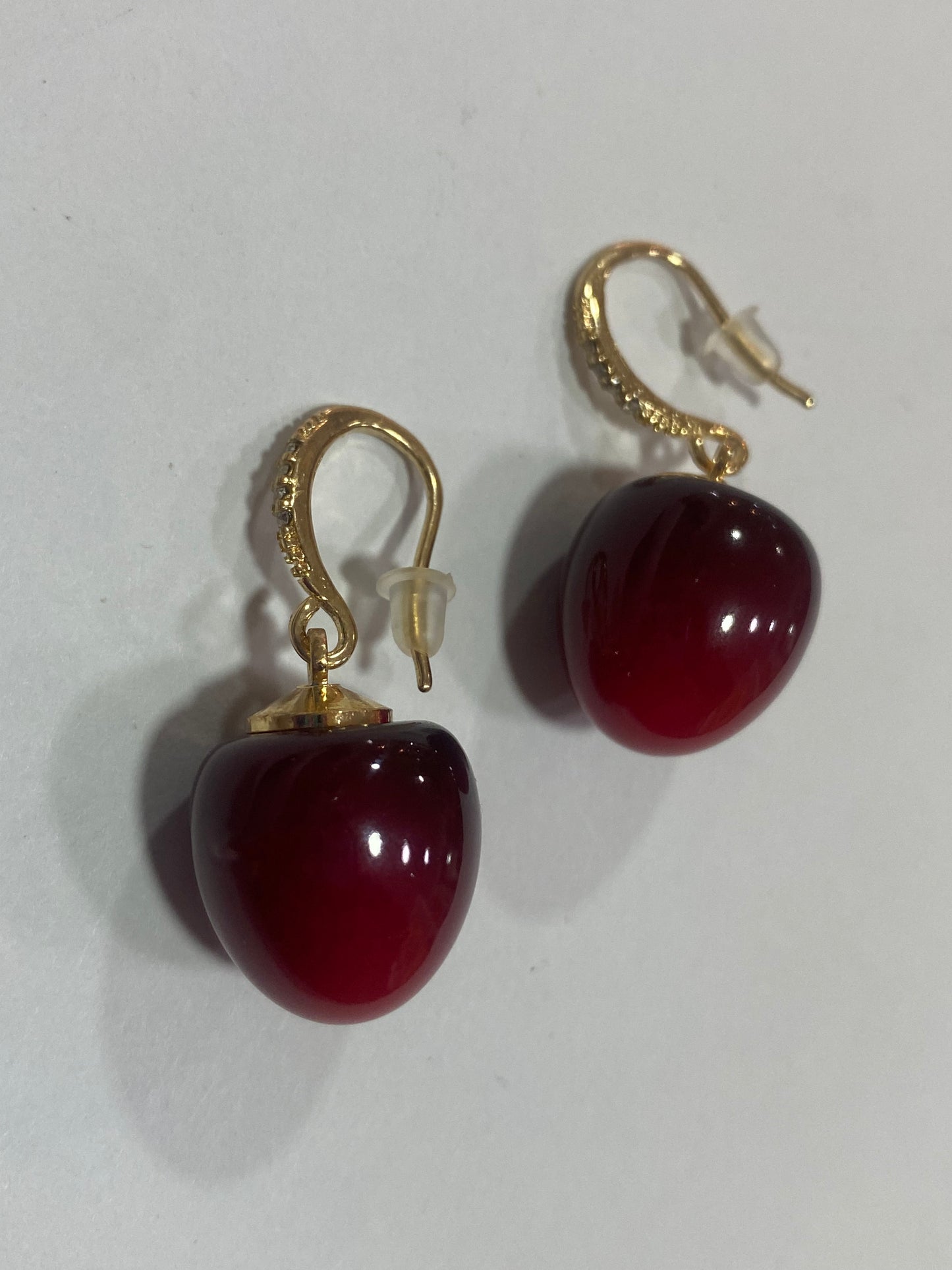 Aritos de cereza con gancho dorado