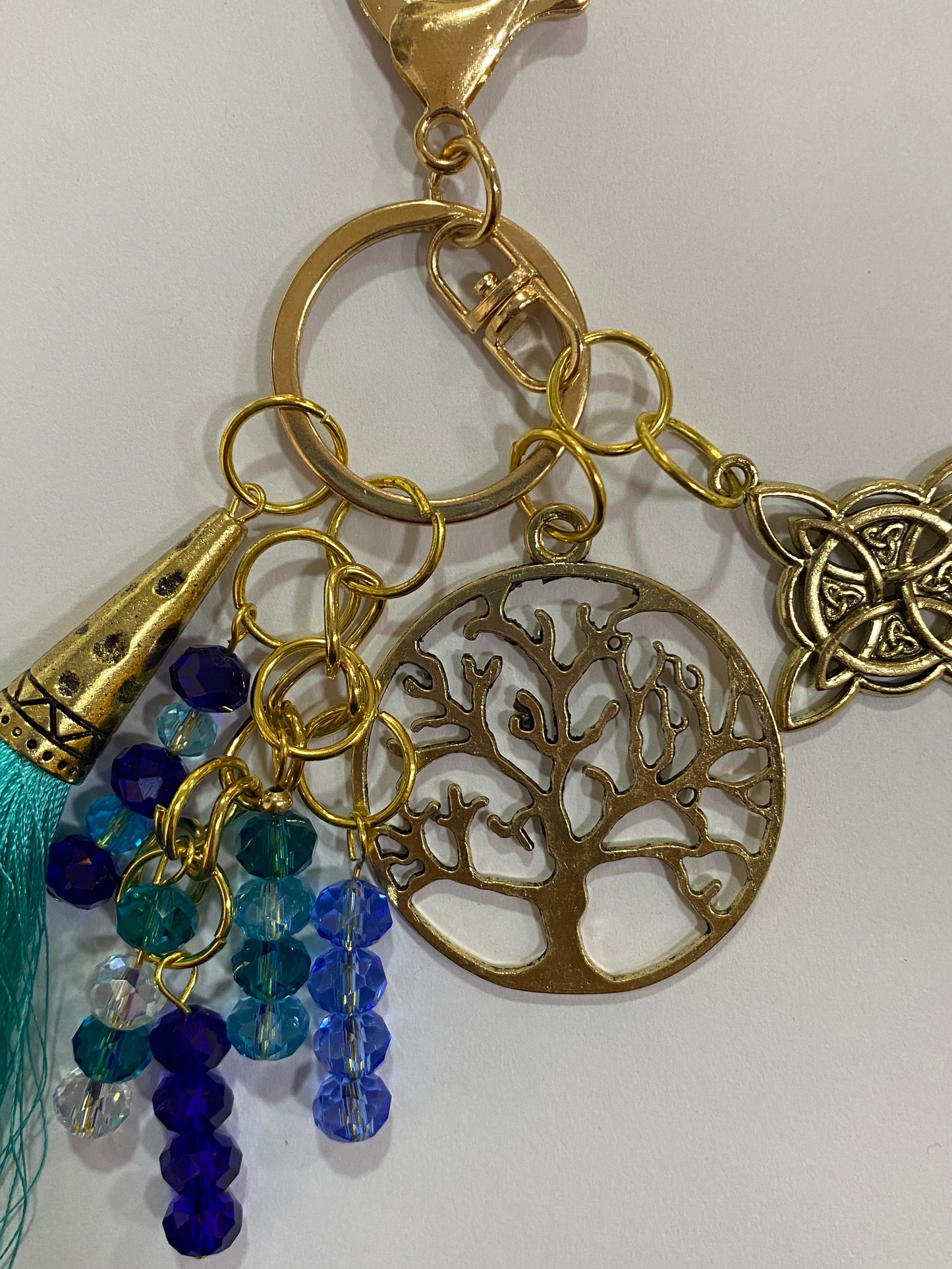 Llavero en tonos azules con pieza central árbol de la vida