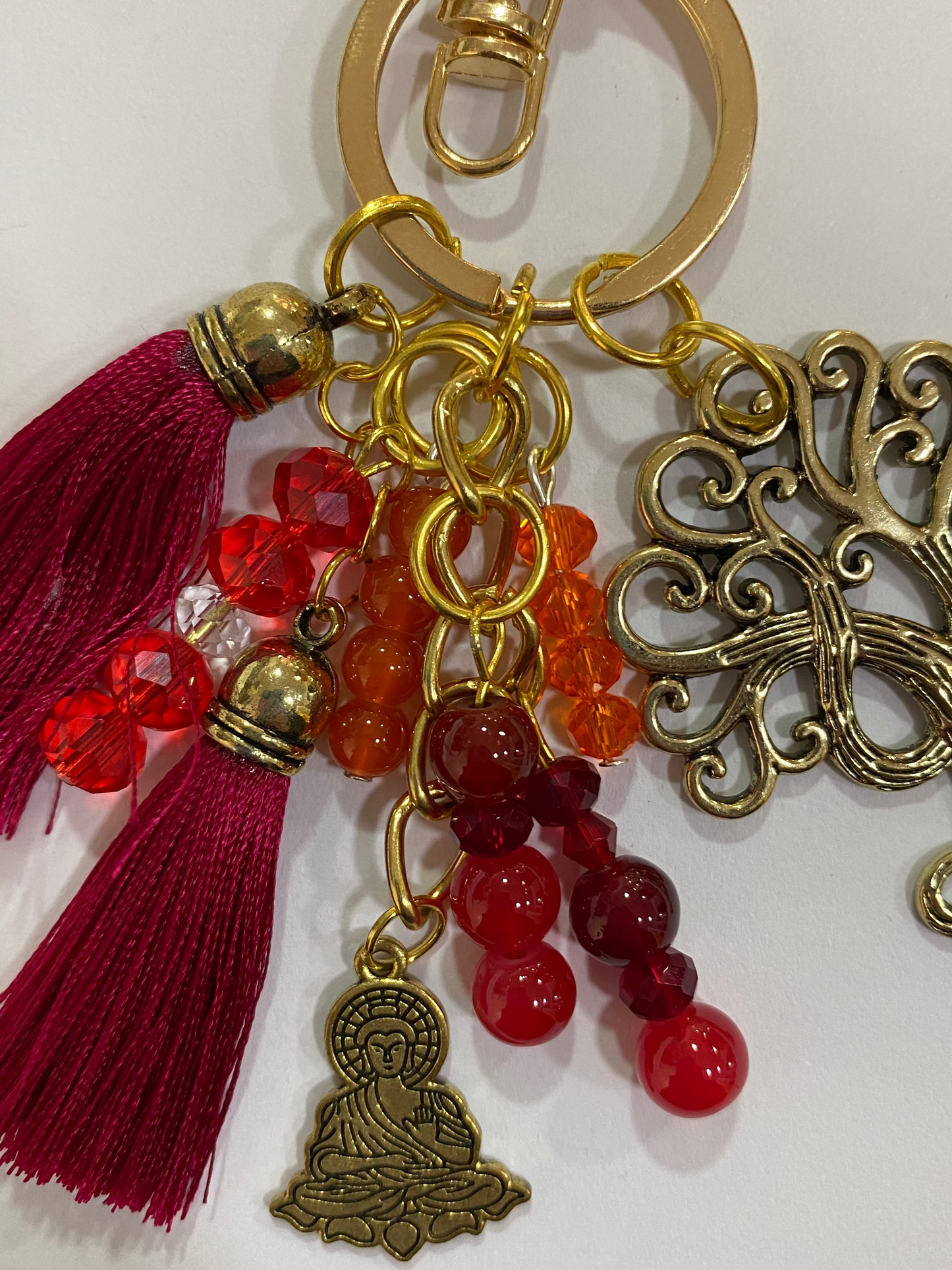 Llavero en tonos rojos con árbol de la vida y buda