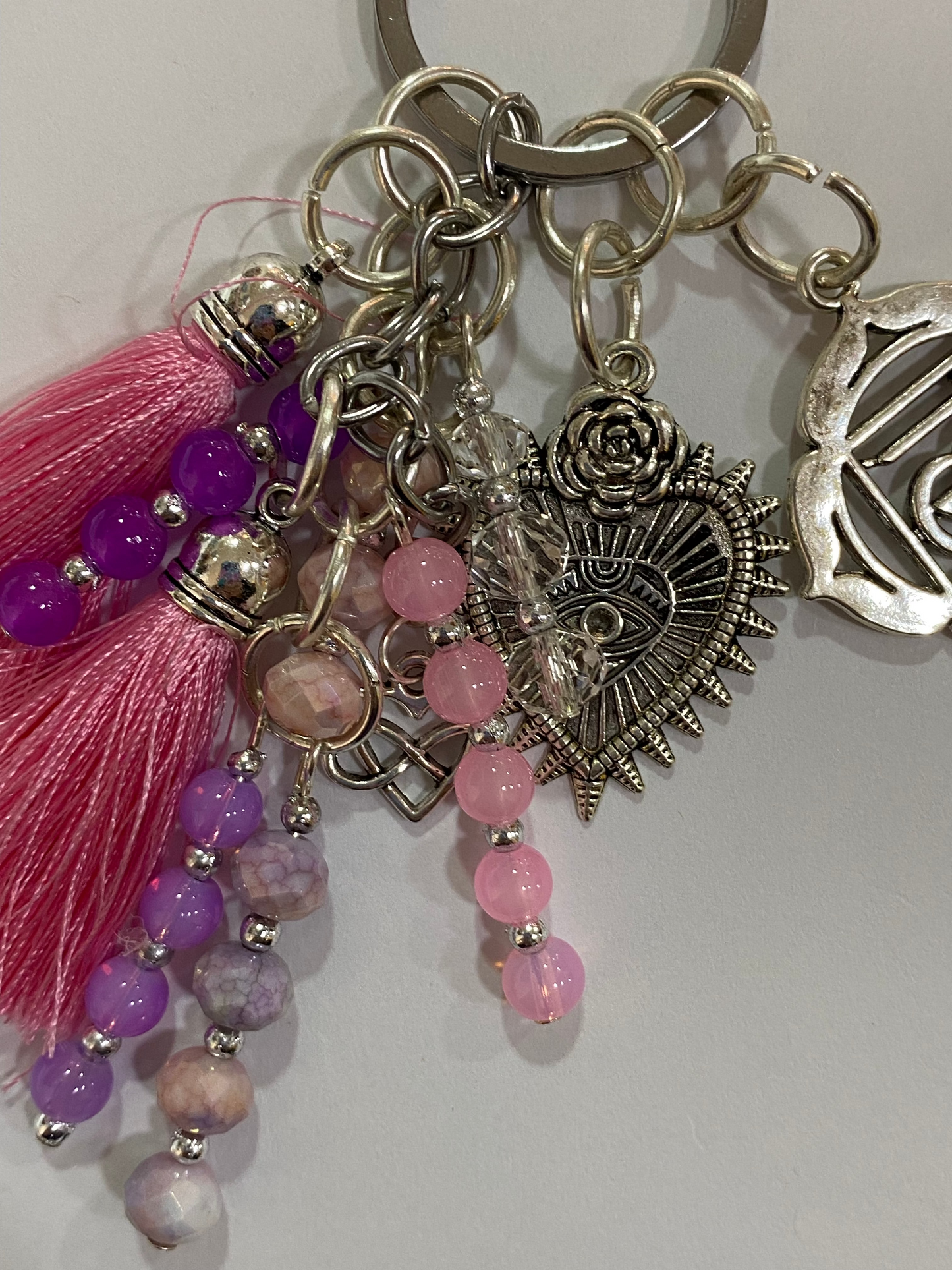 Llavero en tonos lilas y rosas con corazón y chakra