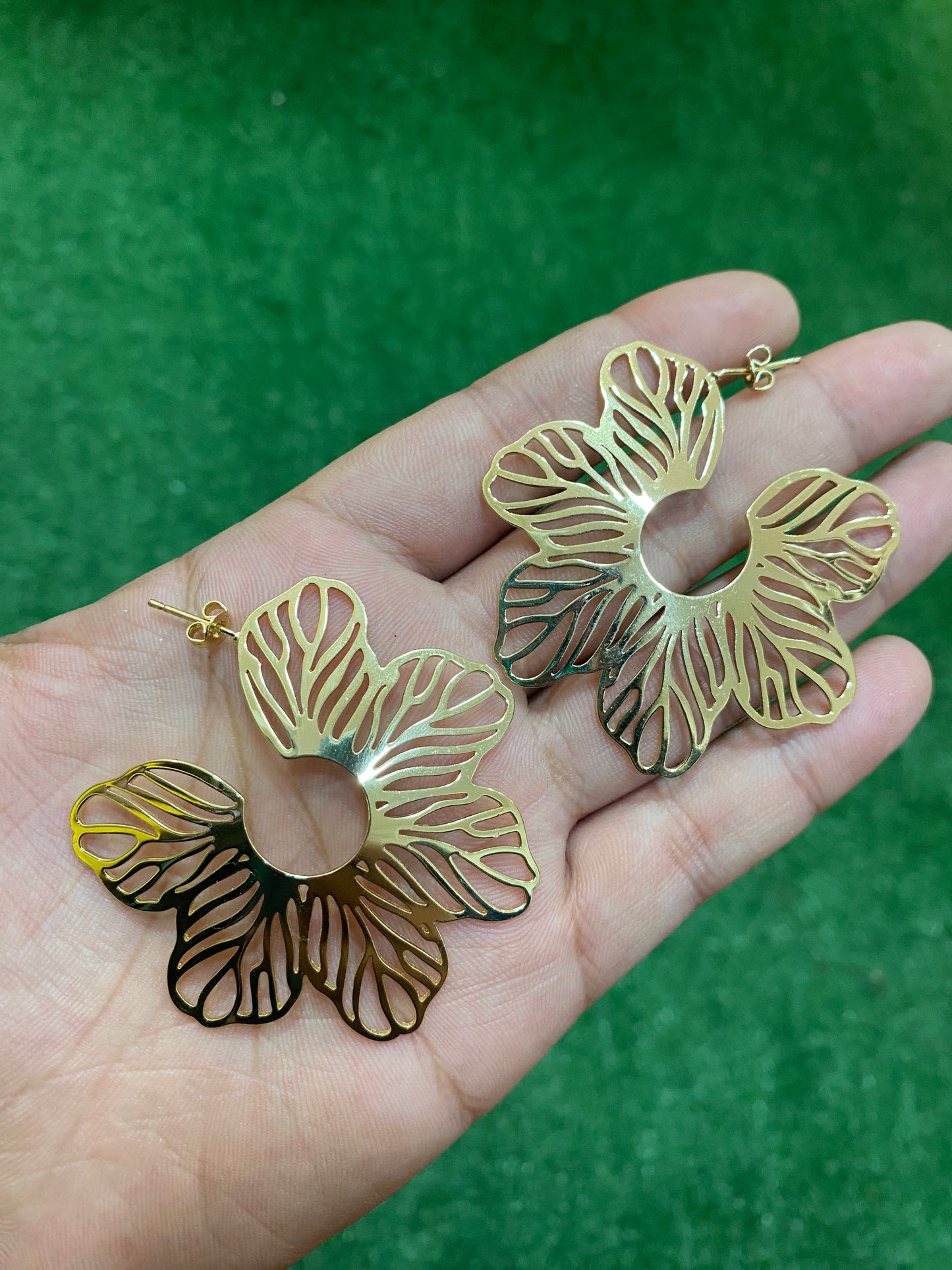 Aros de flor con baño en oro