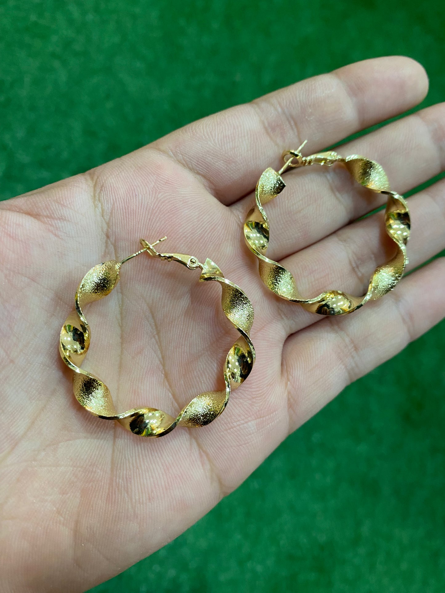 Argollas enroscadas doradas con baño en oro