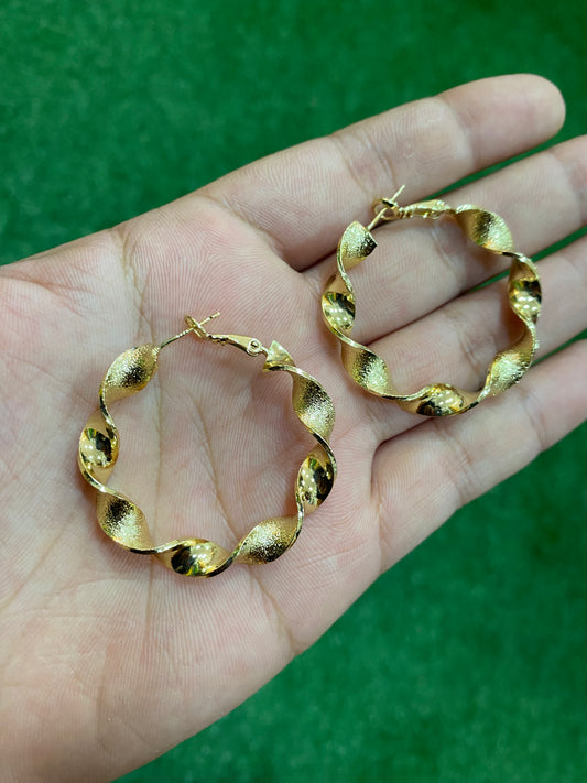 Argollas enroscadas doradas con baño en oro