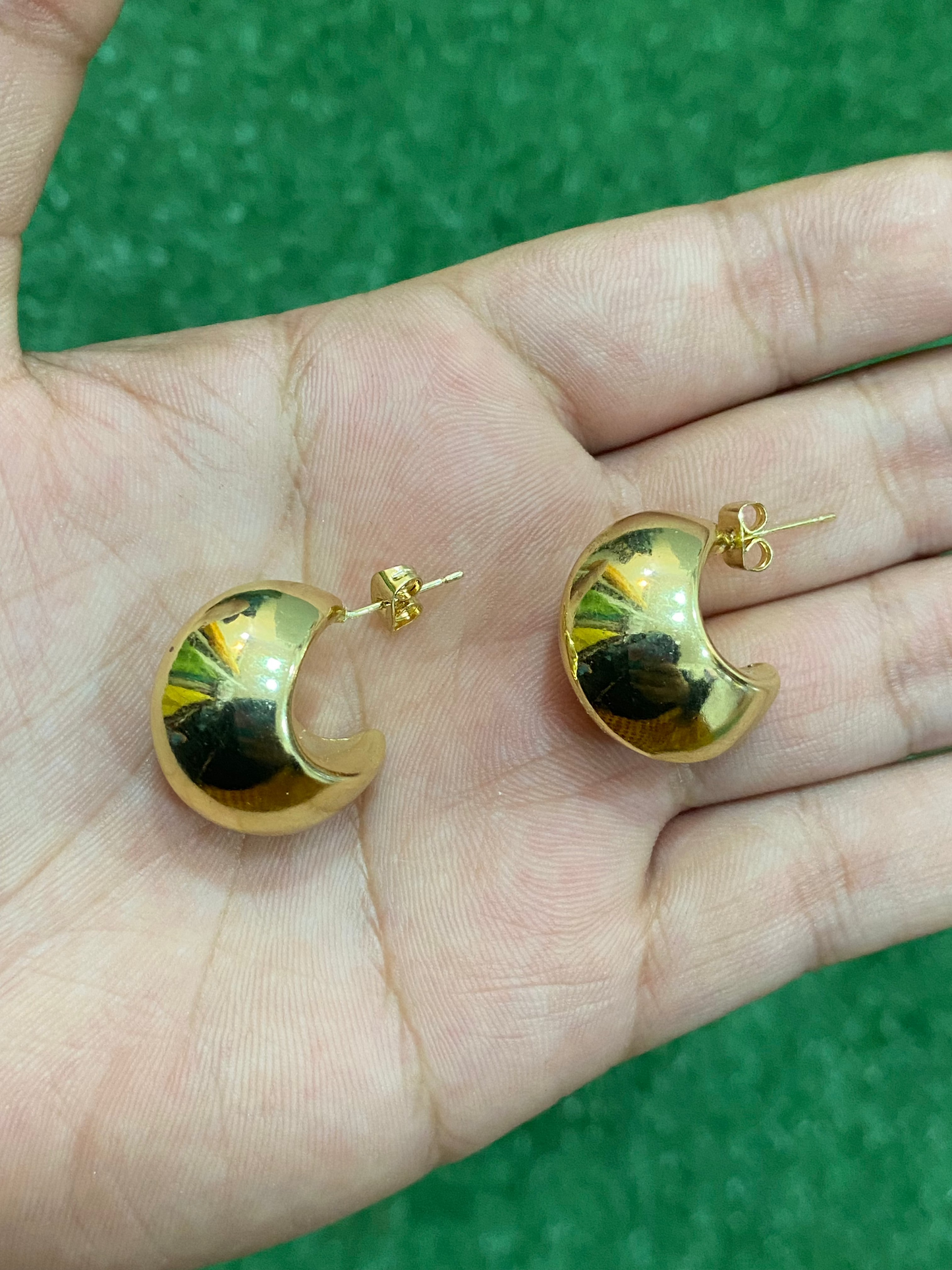 Aros gruesos con baño en oro 2 cm de largo
