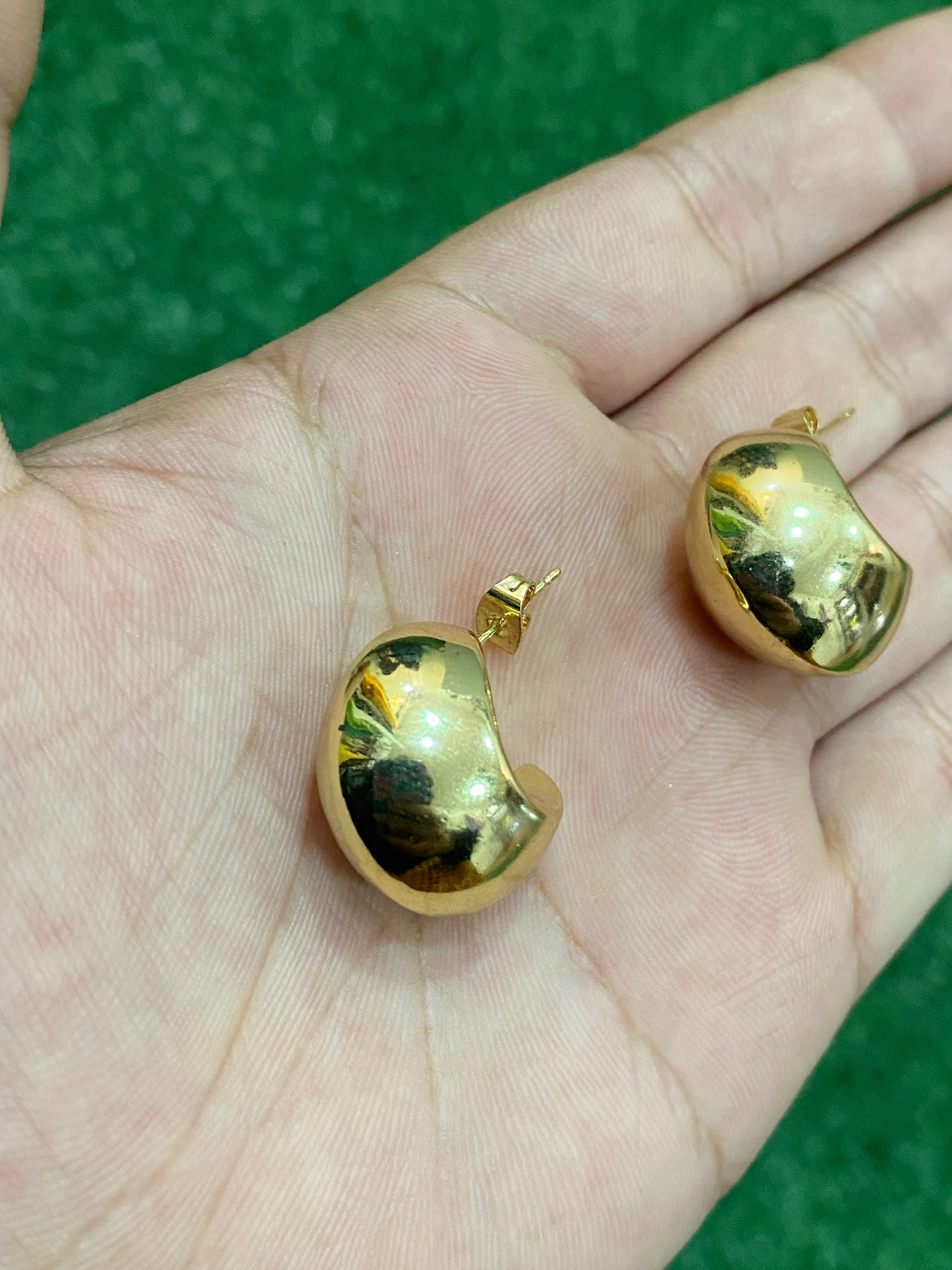 Aros gruesos con baño en oro 2 cm de largo