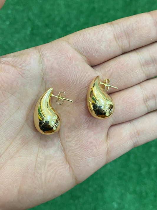 Aros de gotas doradas con baño en oro