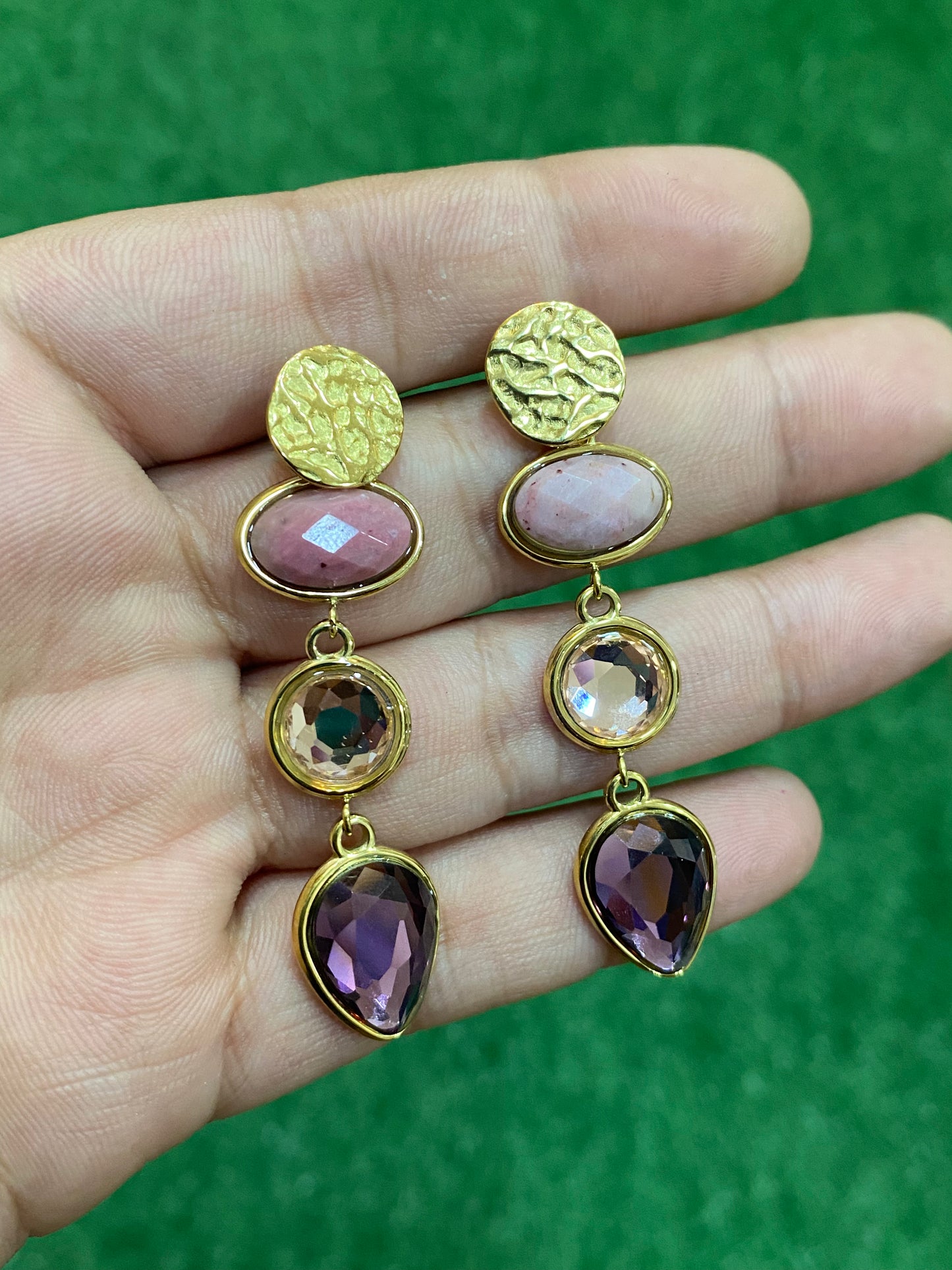Aros largos en tonos morados en acero