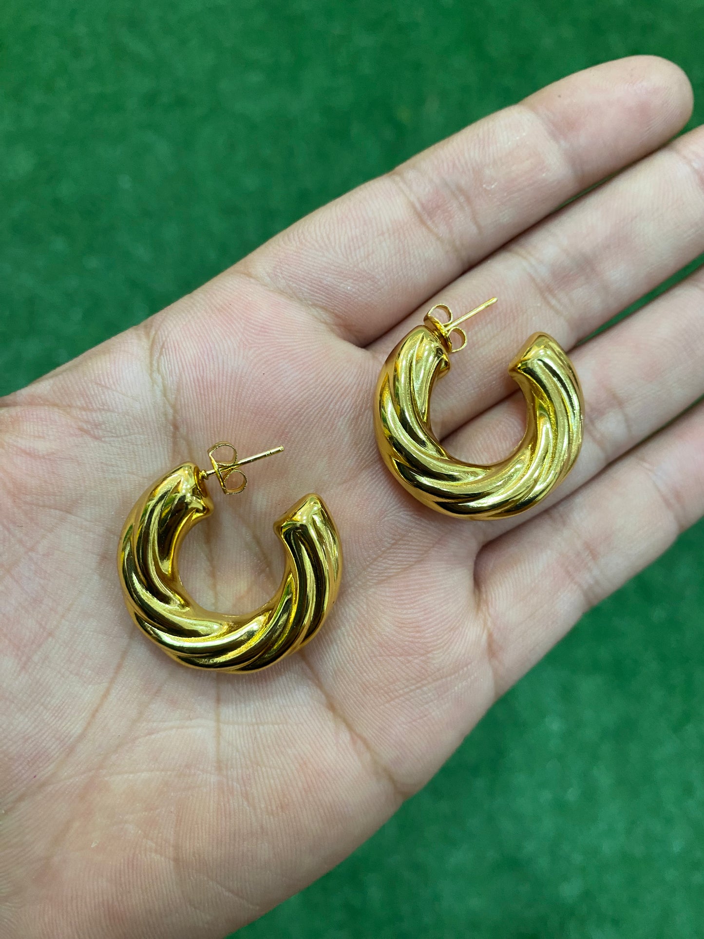 Argollas con textura doradas en acero