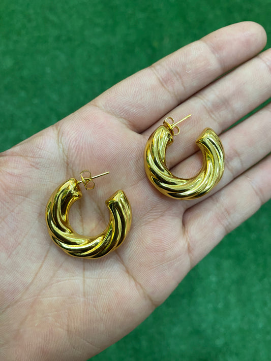 Argollas con textura doradas en acero
