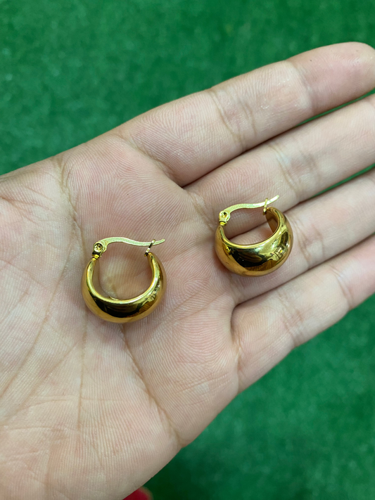 Aros pequeños dorados de acero
