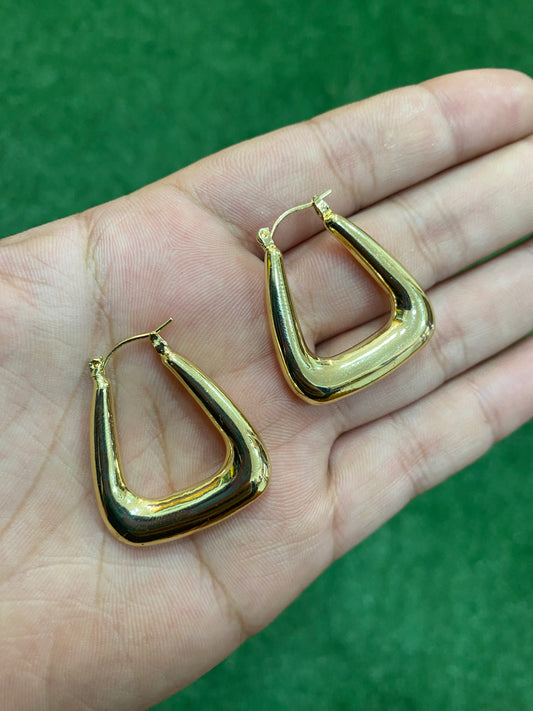 Aros geométricos dorados de acero
