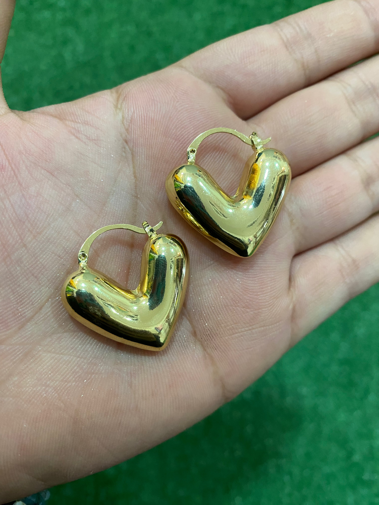Aros en forma de corazón con baño en oro