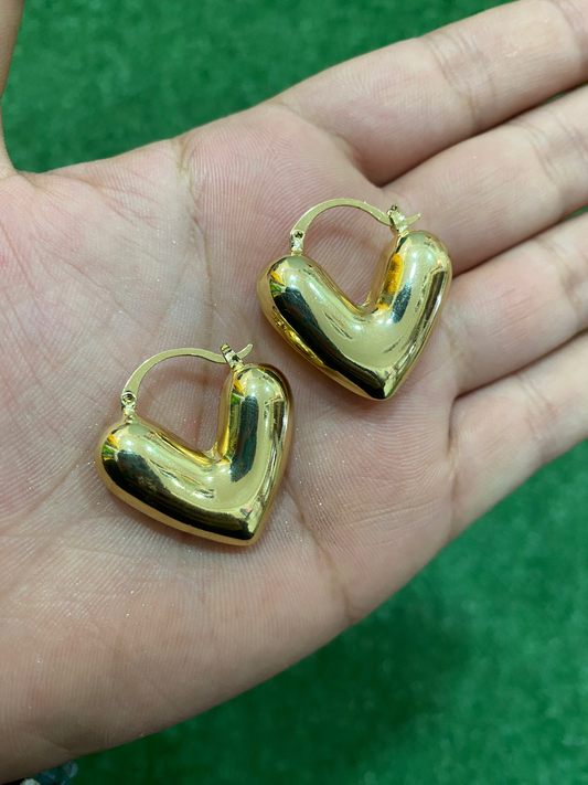 Aros en forma de corazón con baño en oro