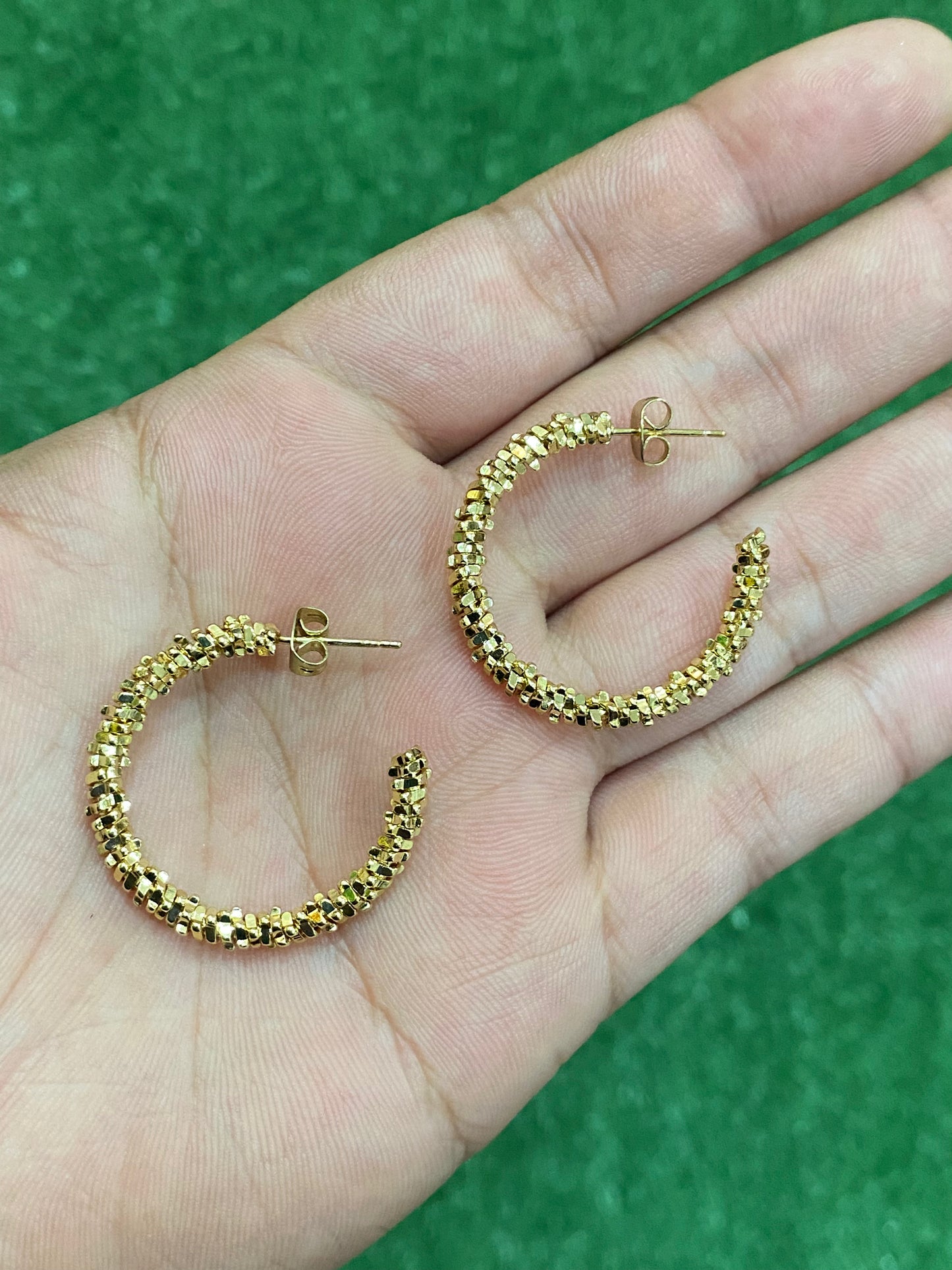 Argollas texturizadas con baño en oro doradas