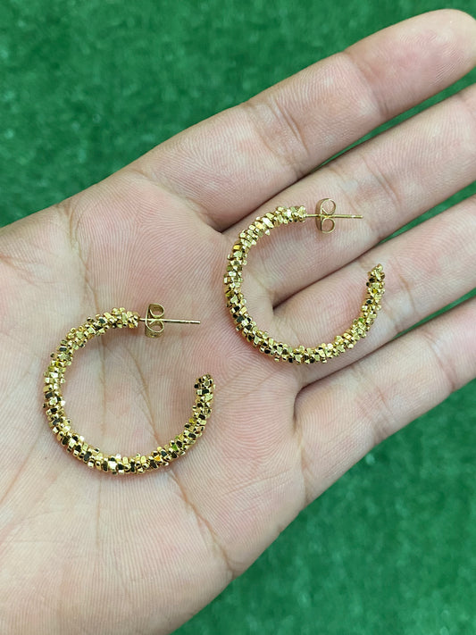 Argollas texturizadas con baño en oro doradas
