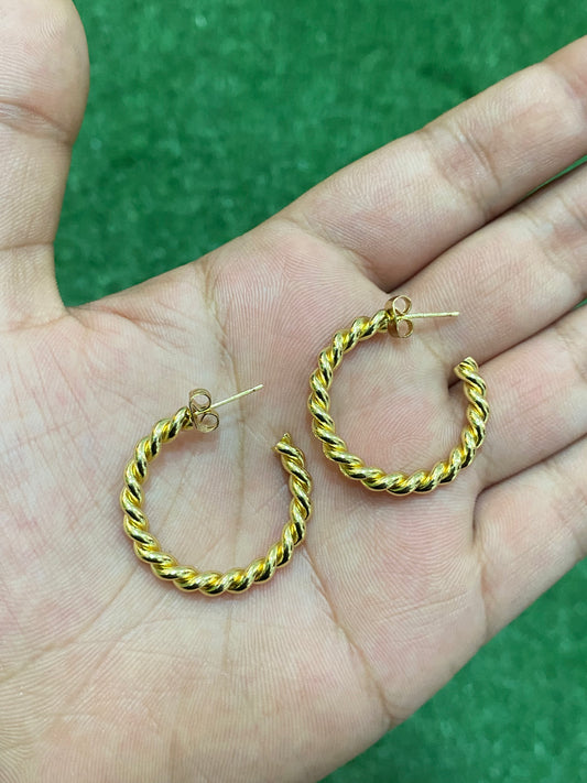 Argollas trenzadas doradas con baño en oro