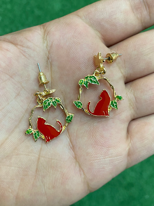 Aros de gatito rojo con diseño de hojas