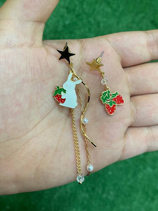 Aros largos de conejo con fresas dorados
