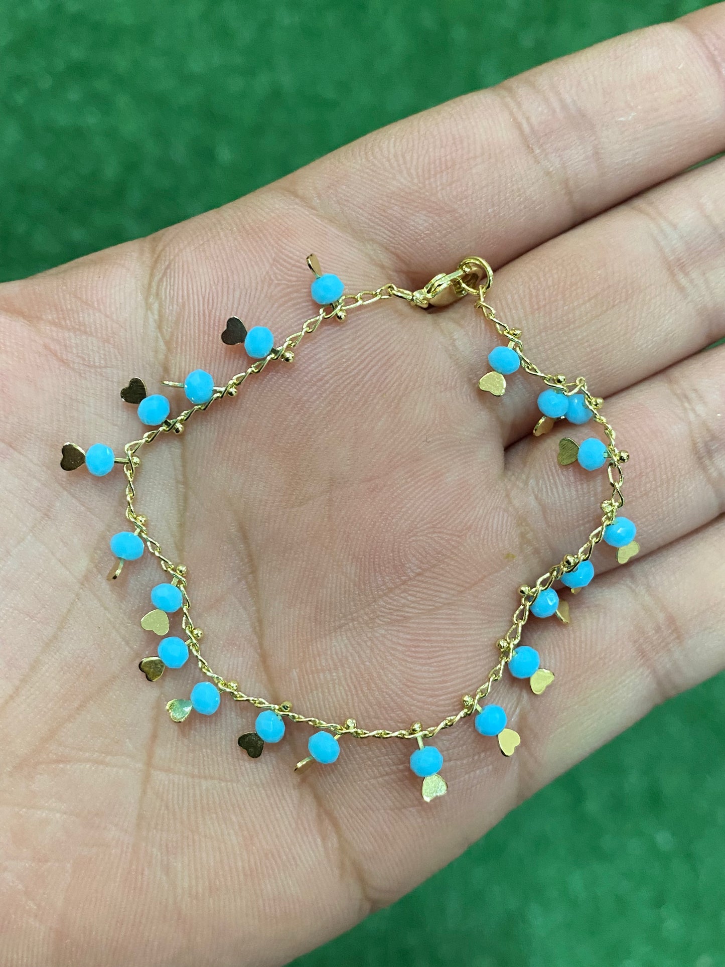 Pulsera con corazones con baño en oro