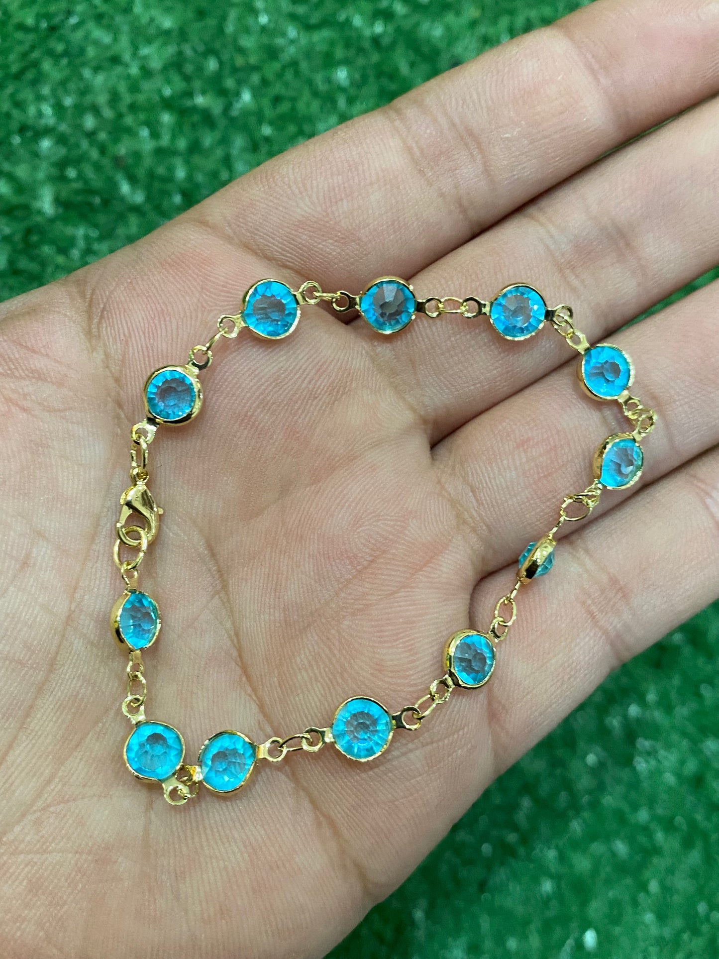 Pulsera dorada con cristales celestes con baño en oro