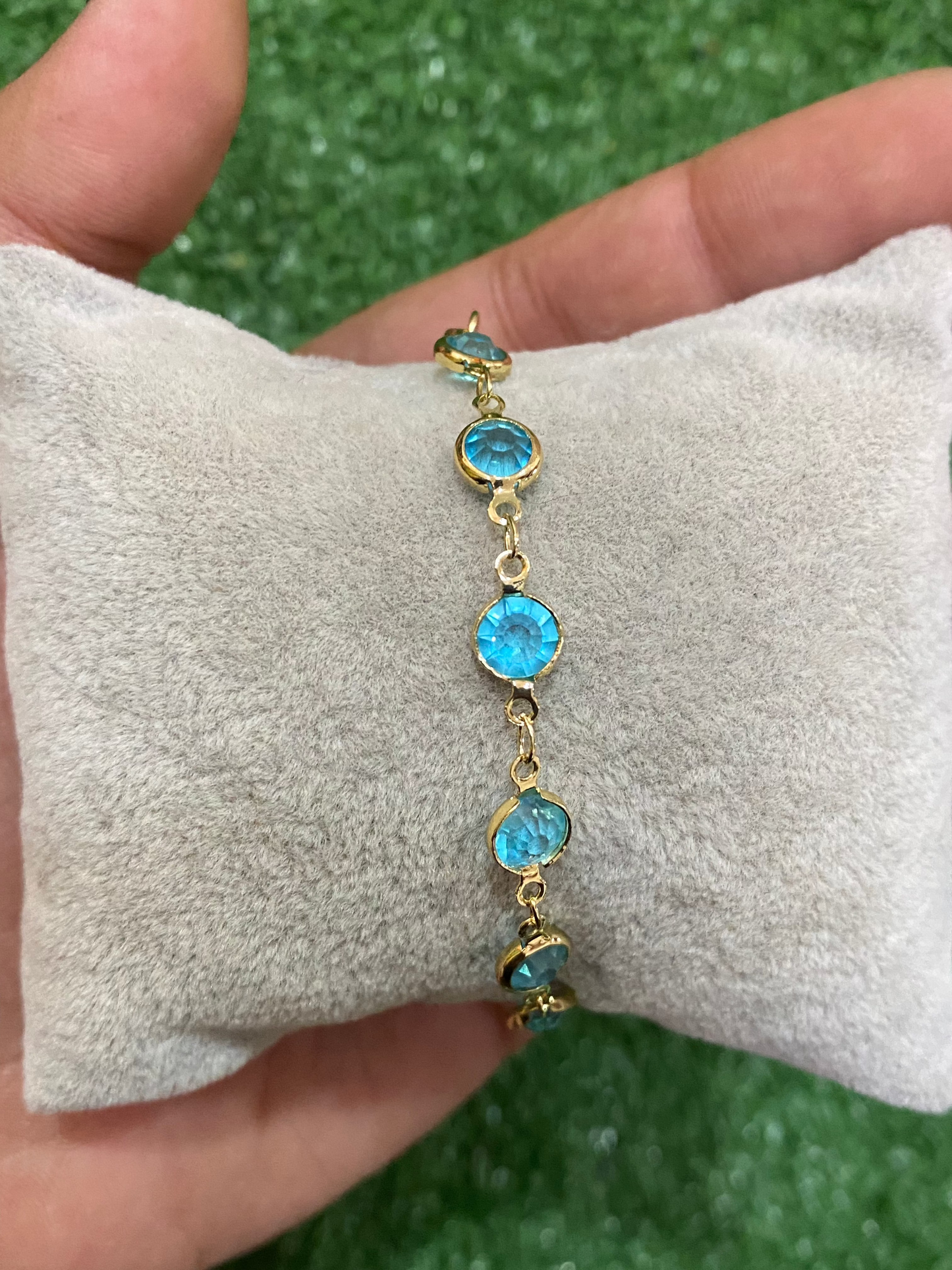 Pulsera dorada con cristales celestes con baño en oro