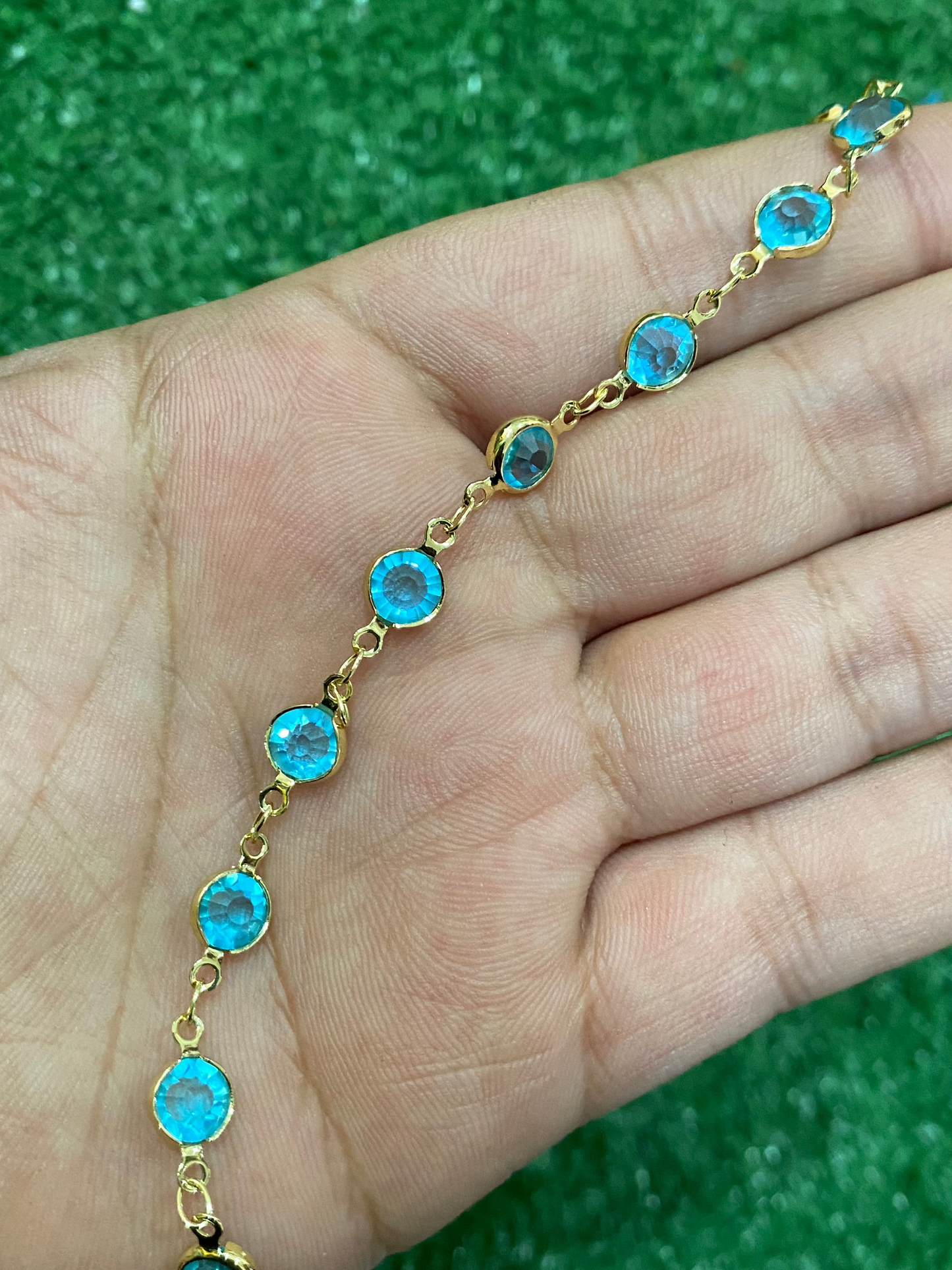 Pulsera dorada con cristales celestes con baño en oro