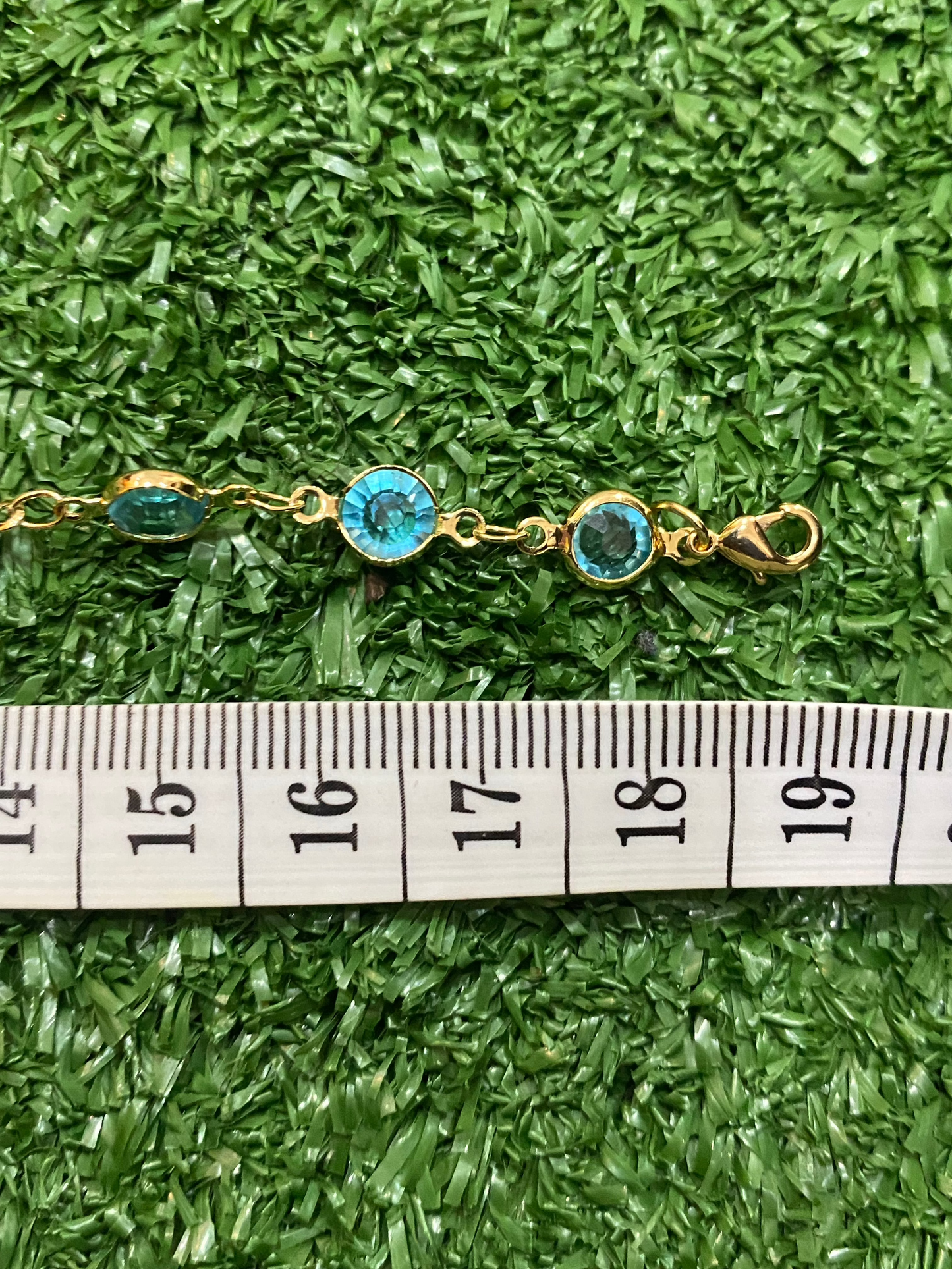 Pulsera dorada con cristales celestes con baño en oro