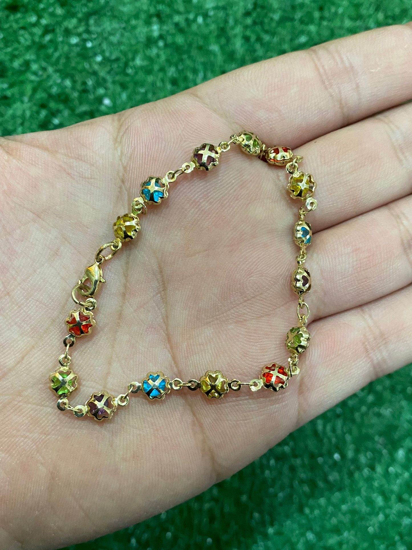Pulsera dorada con cristalería de colores en baño con oro