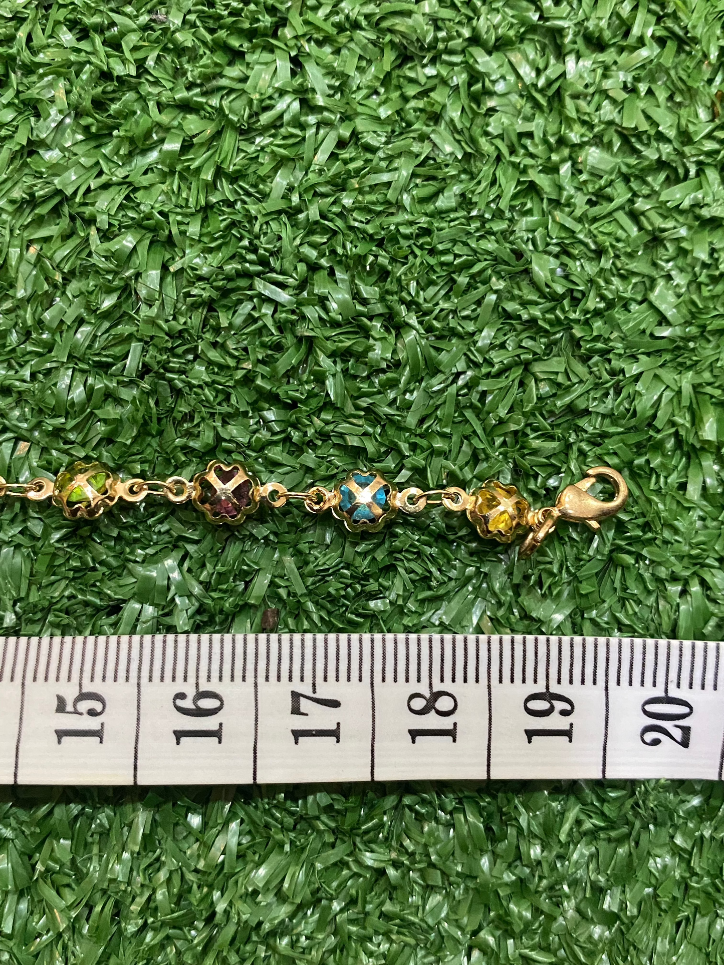 Pulsera dorada con cristalería de colores en baño con oro
