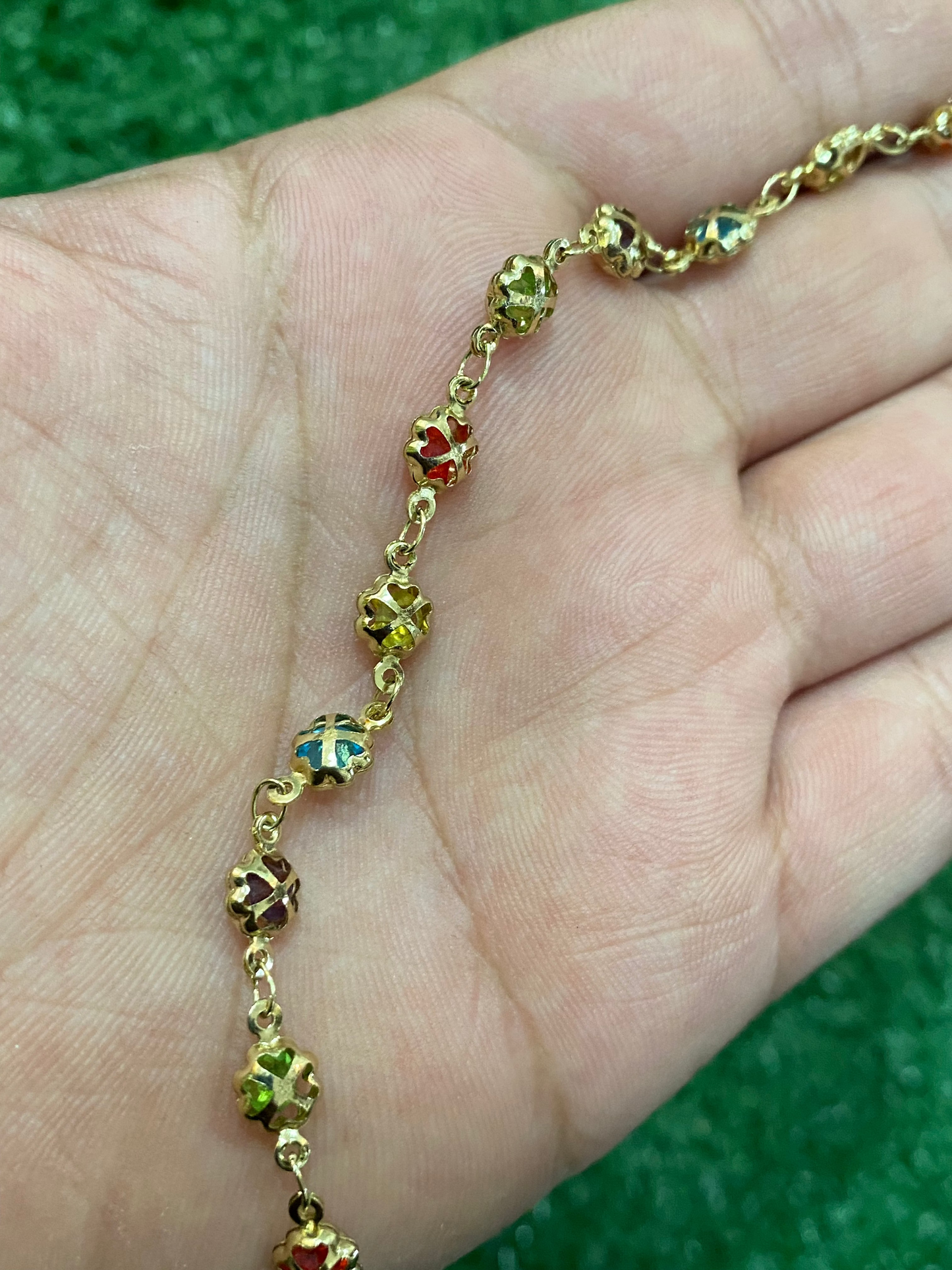 Pulsera dorada con cristalería de colores en baño con oro