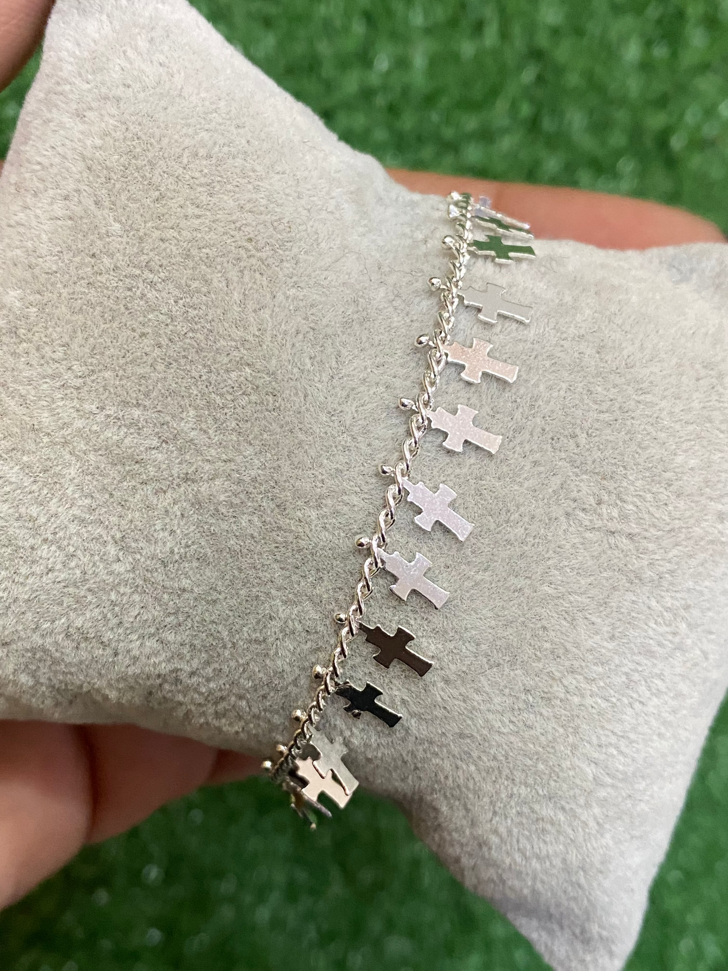 Pulsera plateada de cruces con baño en plata