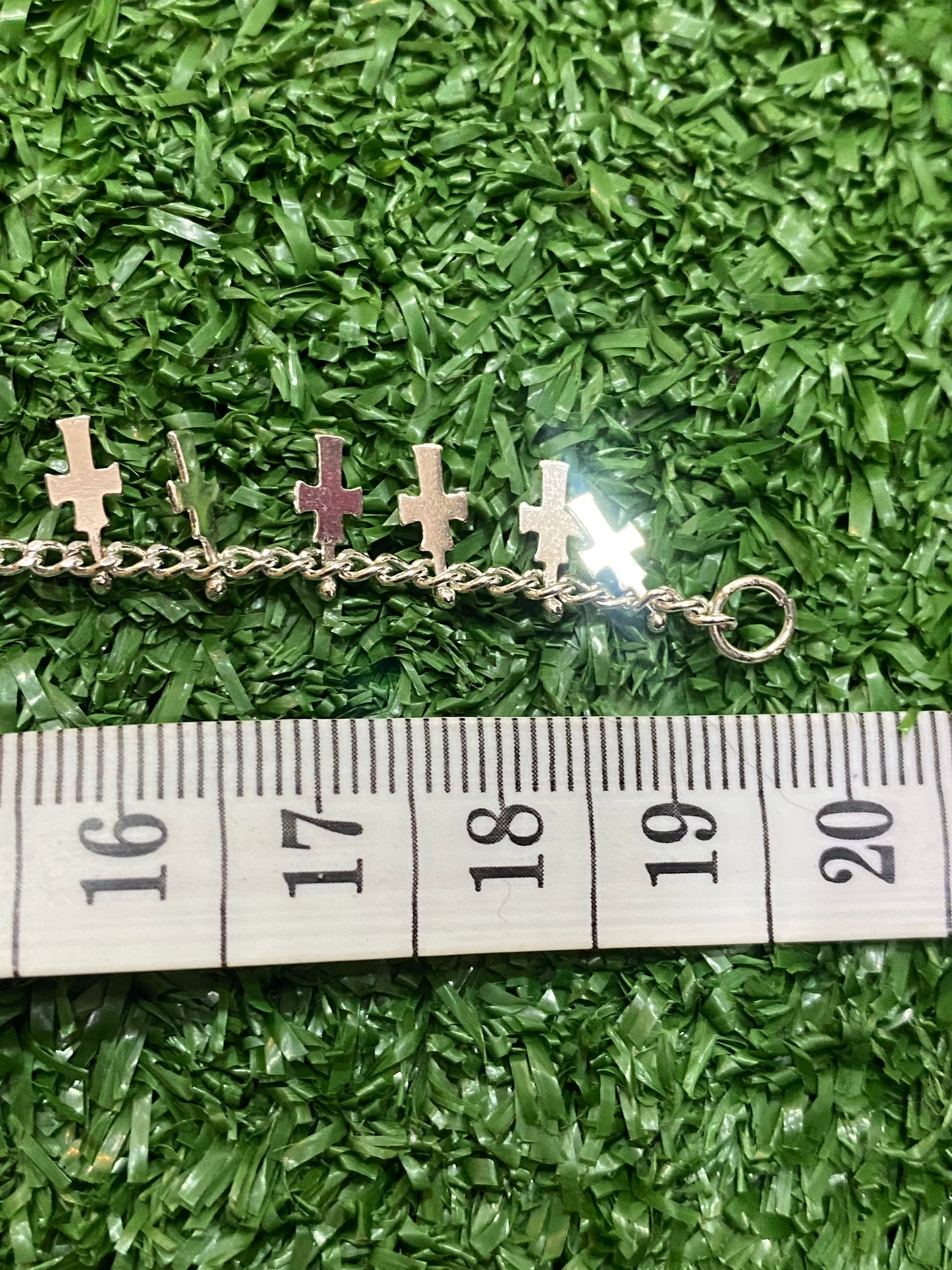 Pulsera plateada de cruces con baño en plata