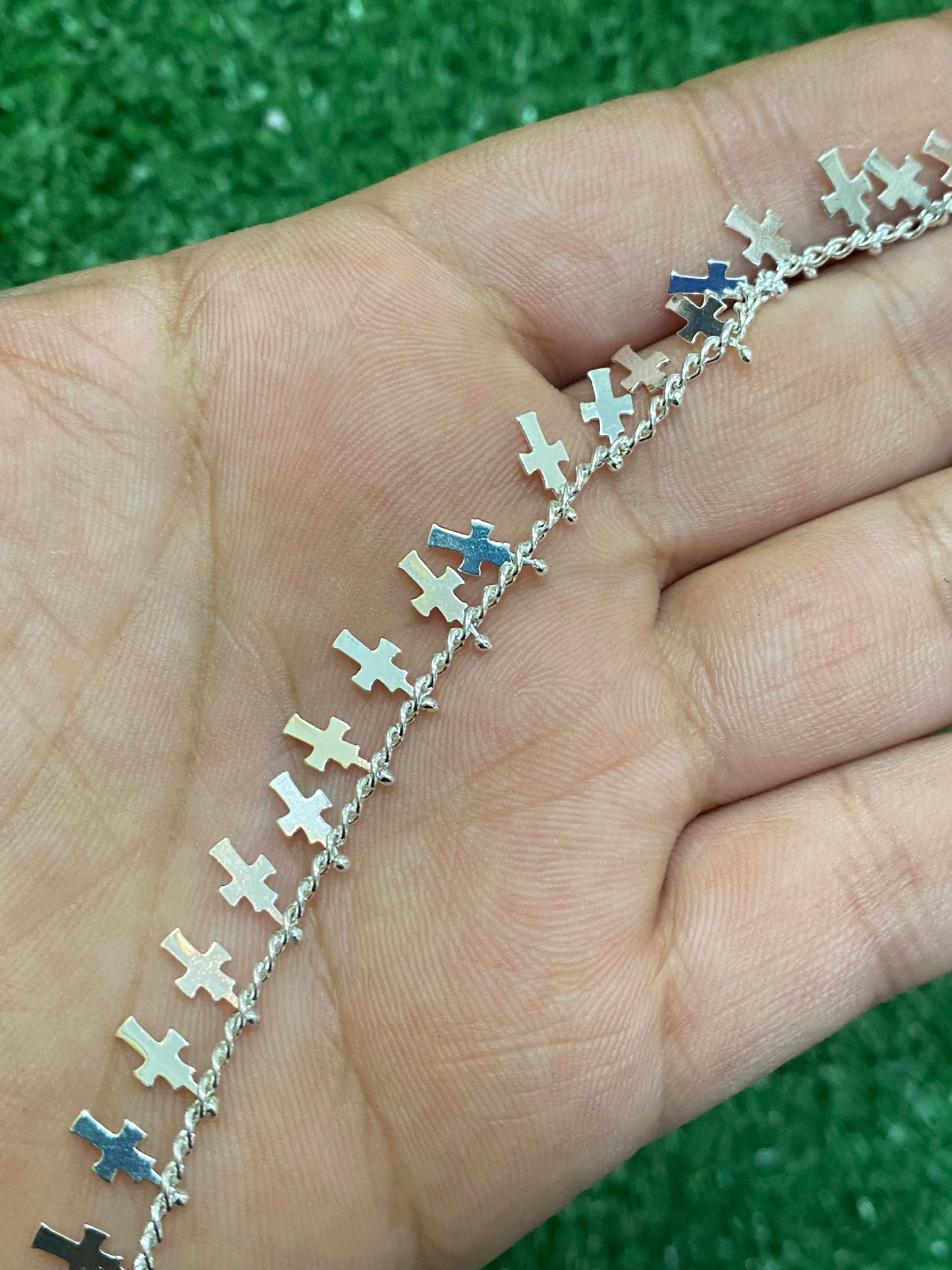Pulsera plateada de cruces con baño en plata