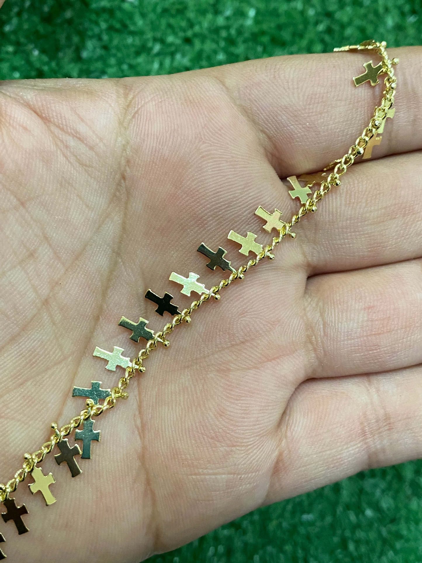 Pulsera dorada de cruces con baño en oro