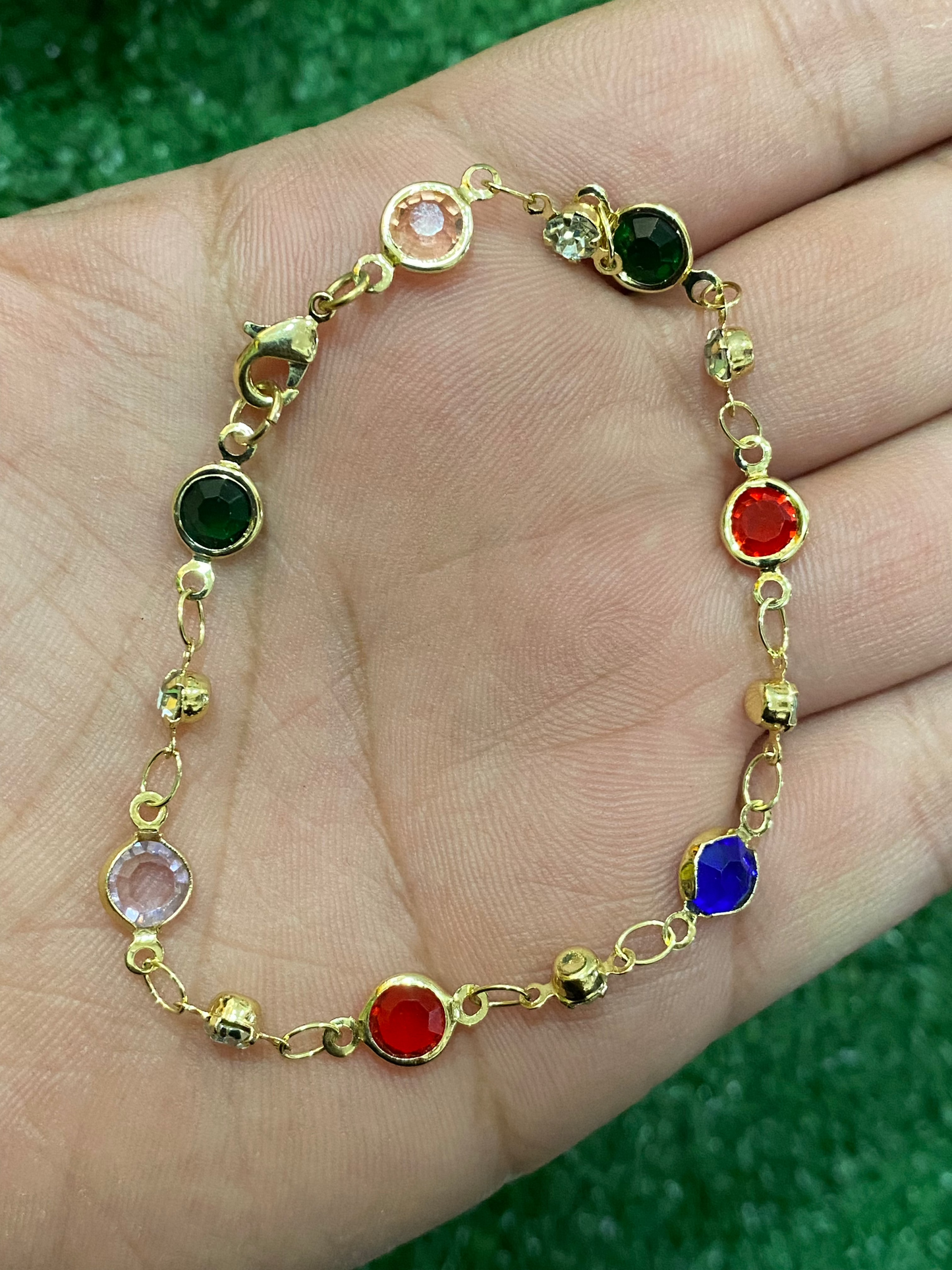Pulsera dorada con cristalería de colores con baño en oro