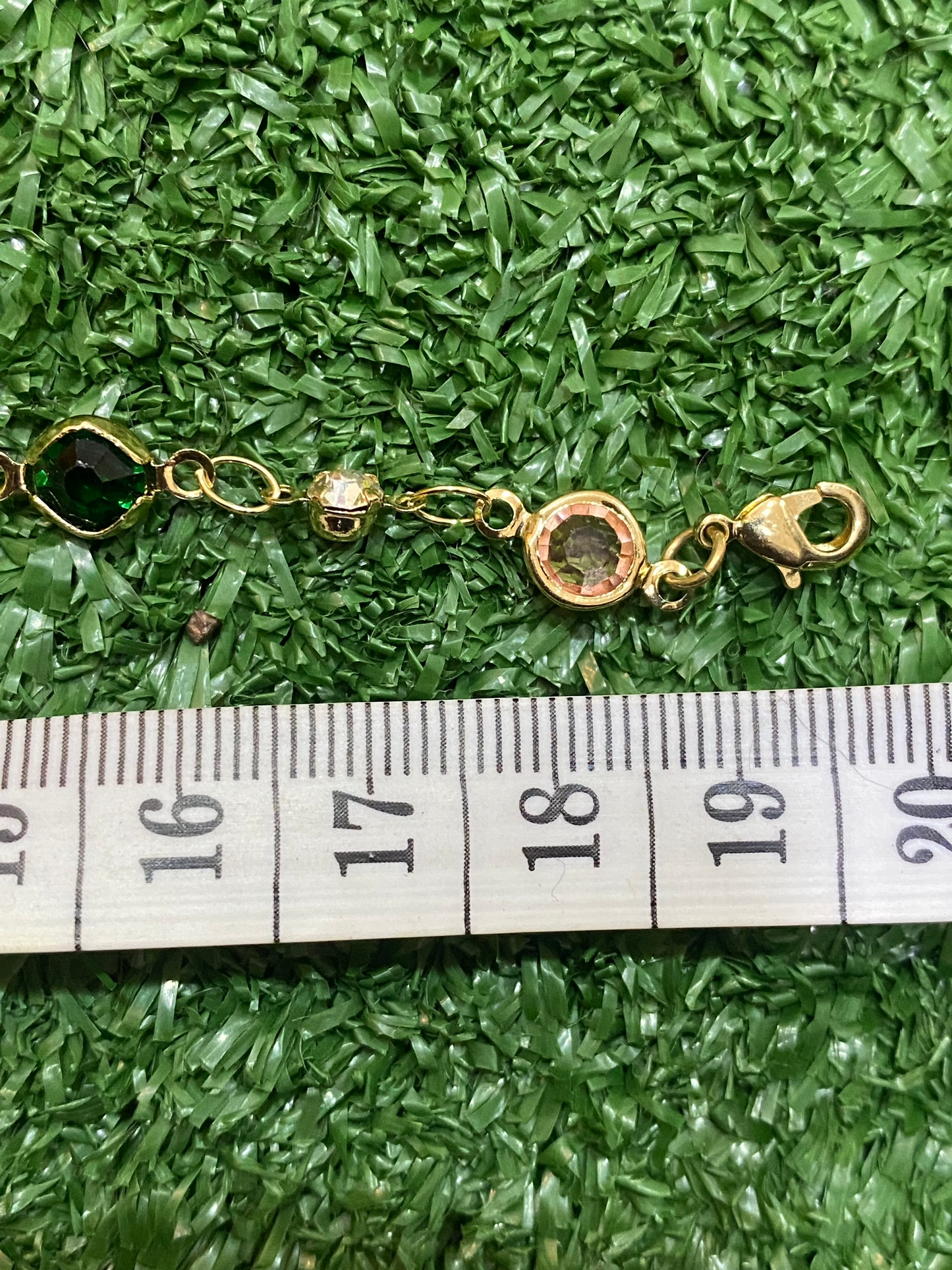 Pulsera dorada con cristalería de colores con baño en oro