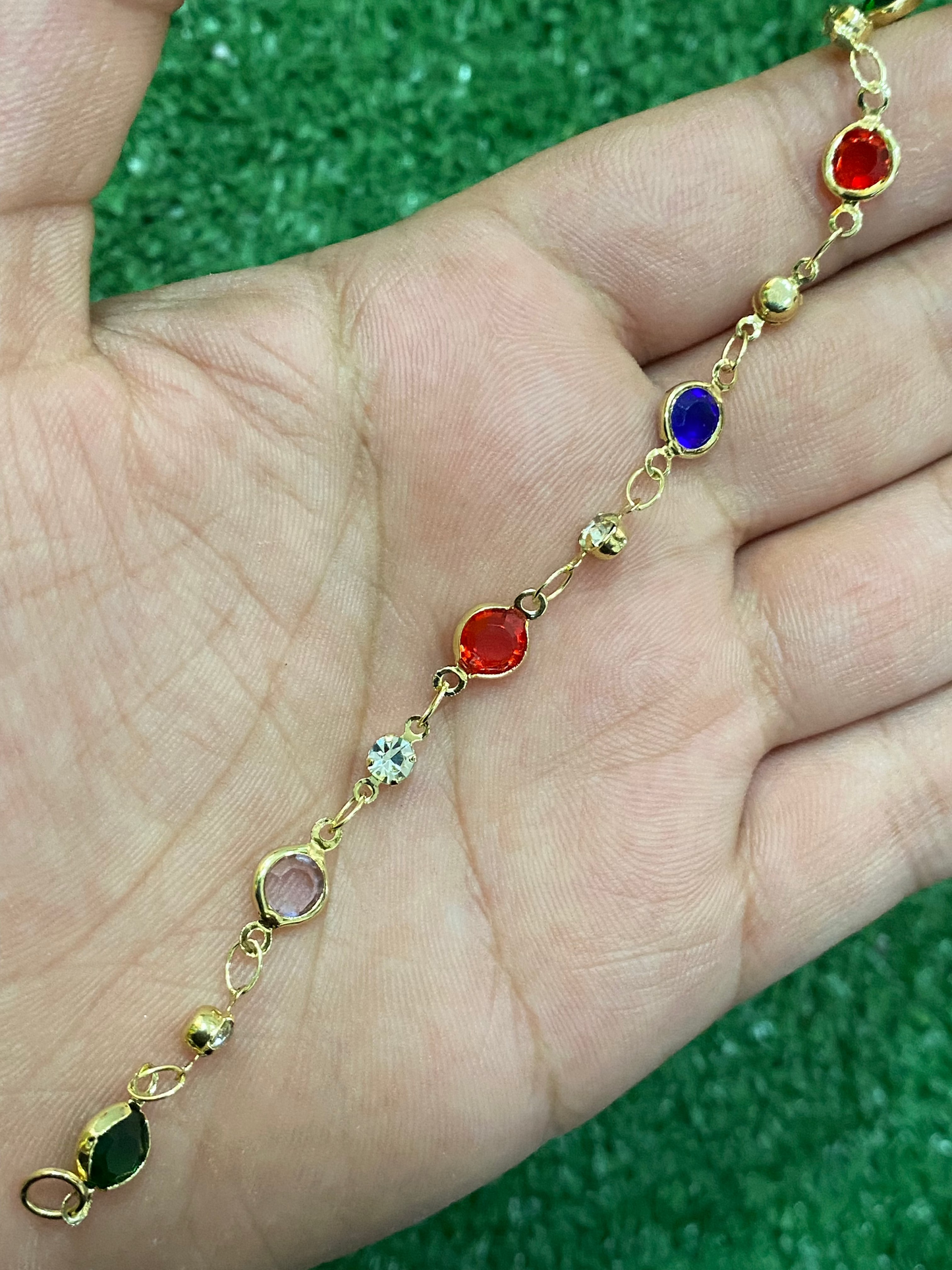 Pulsera dorada con cristalería de colores con baño en oro