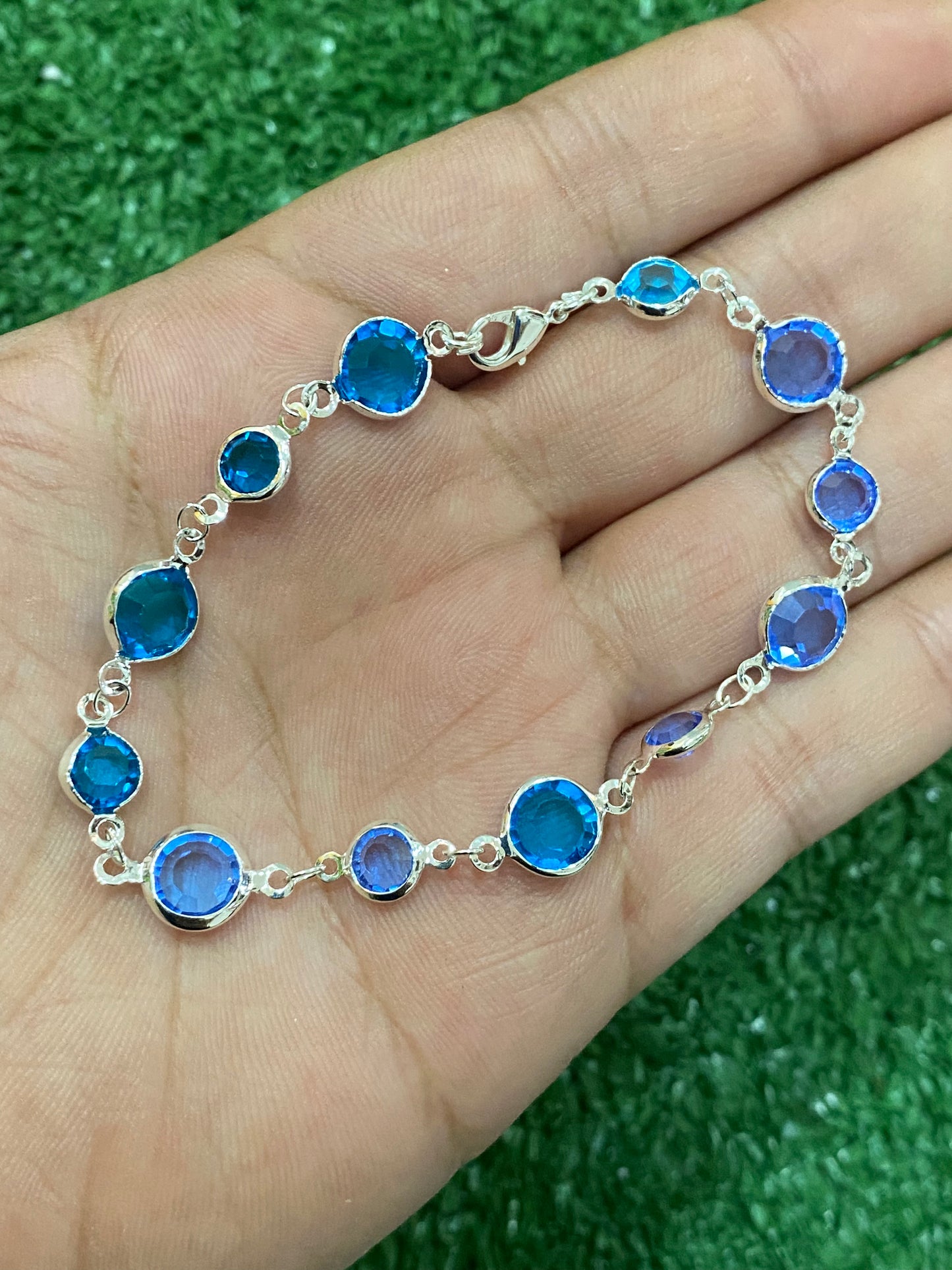 Pulsera plateada con cristalería azul en baño de plata