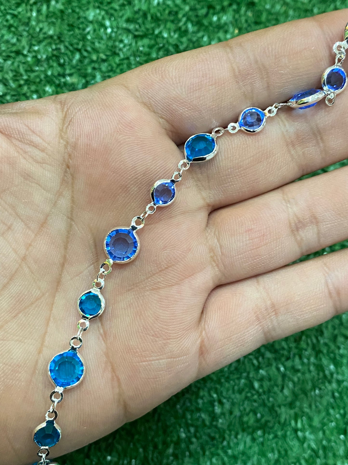Pulsera plateada con cristalería azul en baño de plata