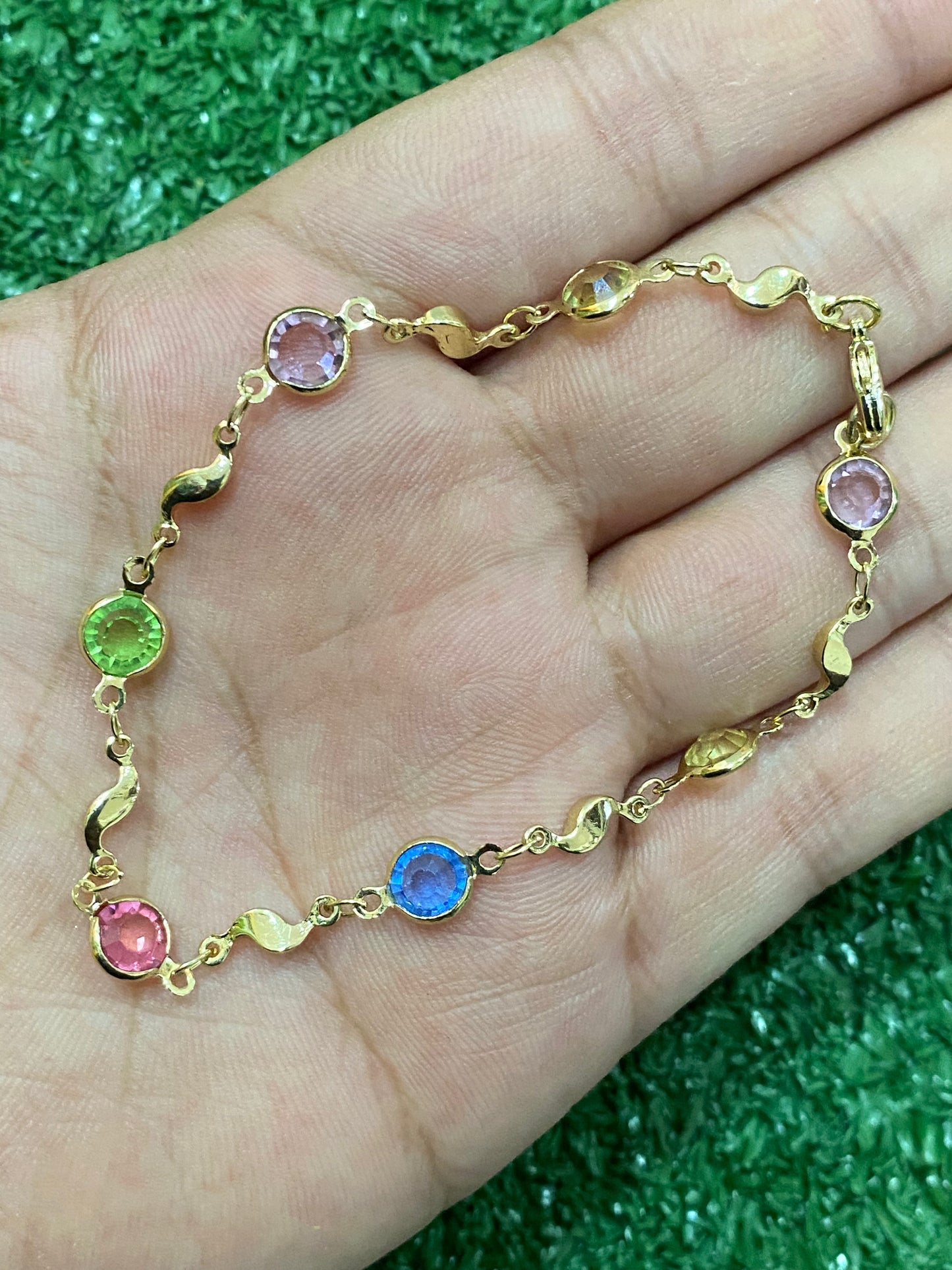 Pulsera dorada con cristalería de colores con baño en oro