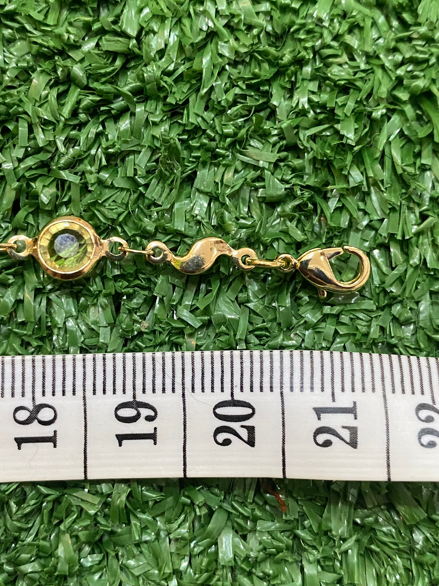 Pulsera dorada con cristalería de colores con baño en oro